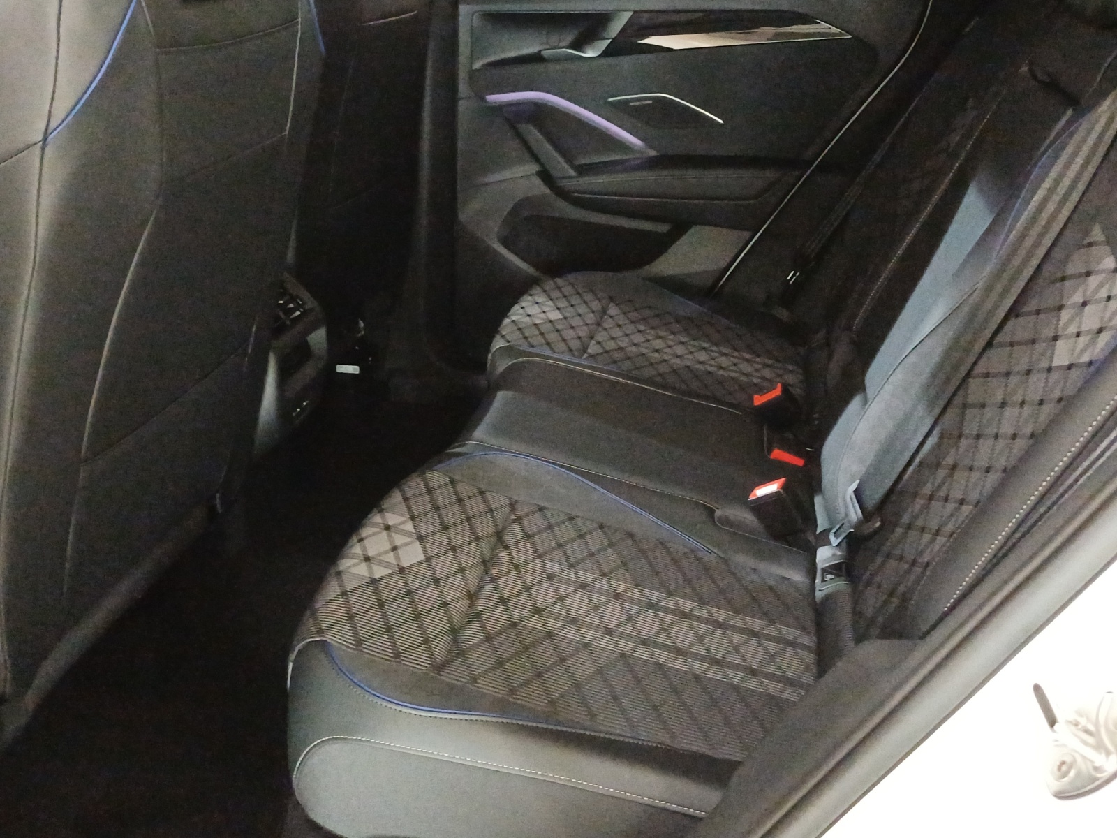 VW Tiguan 2.0 TDI SCR R-Line 4Motion DSG-image-11