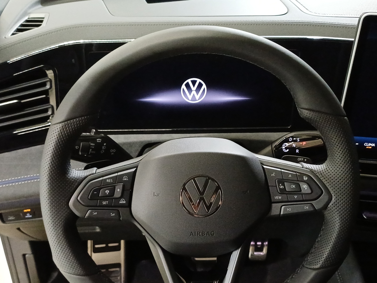 VW Tiguan 2.0 TDI SCR R-Line 4Motion DSG-image-9