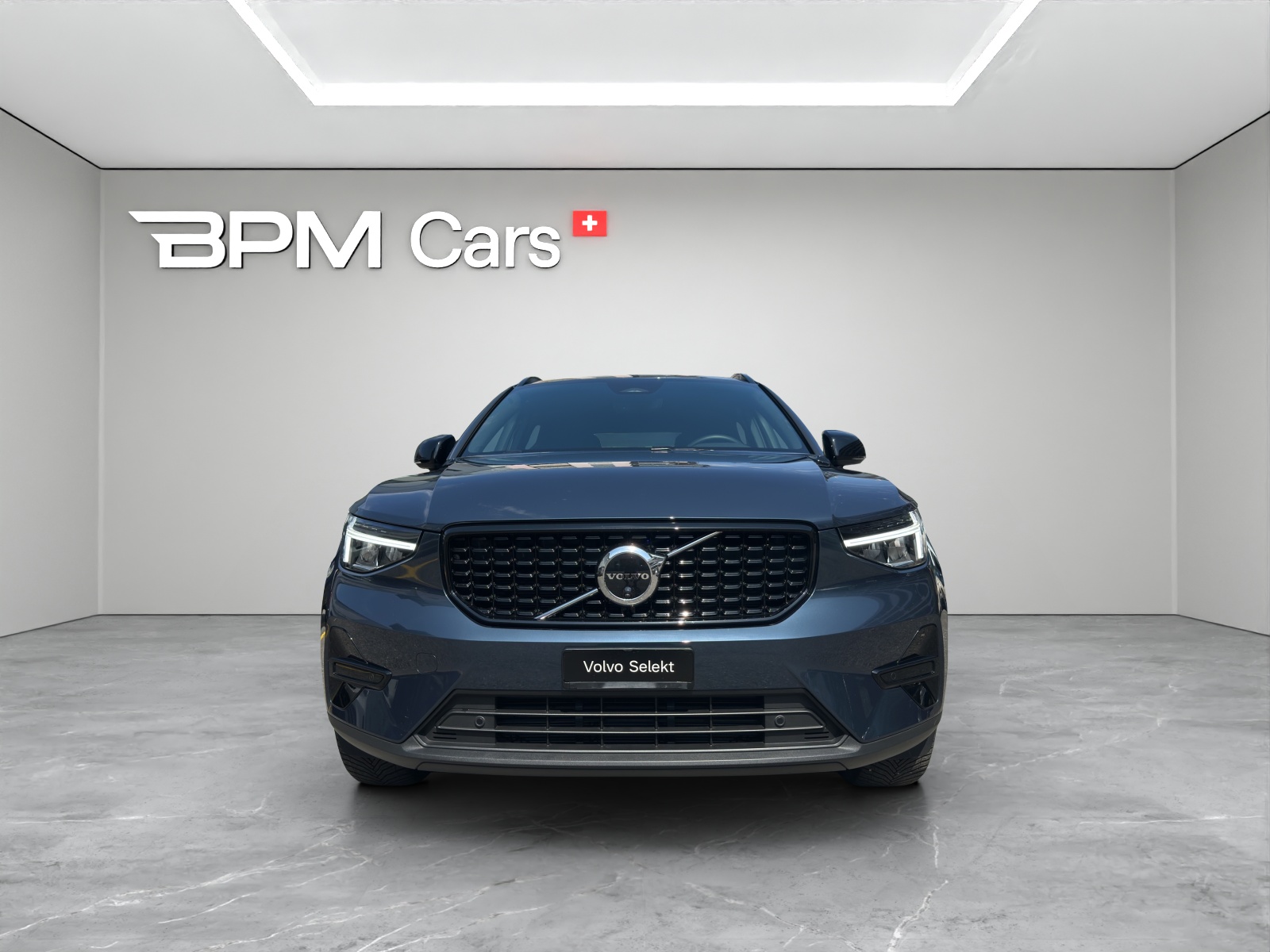 VOLVO XC40 2.0 B3 MH Plus Dark-showroom-element-1