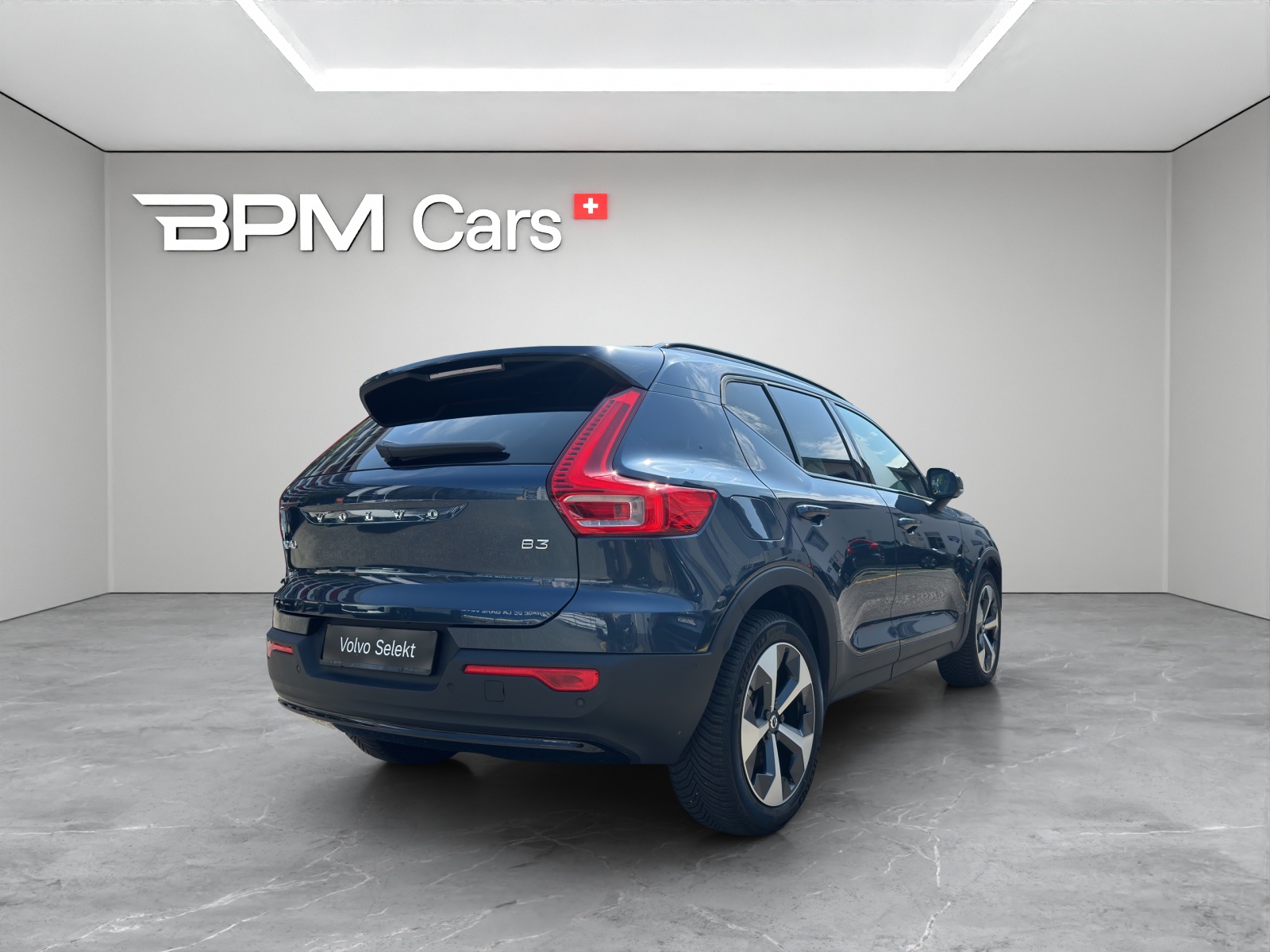 VOLVO XC40 2.0 B3 MH Plus Dark-showroom-element-3