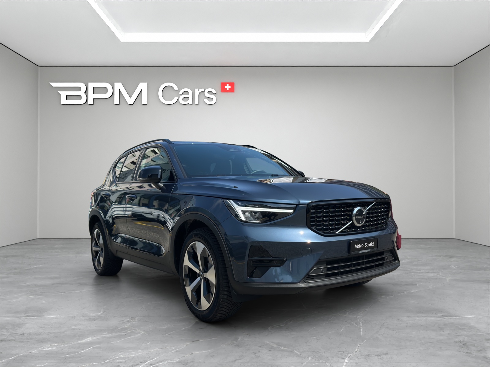 VOLVO XC40 2.0 B3 MH Plus Dark-showroom-element-2