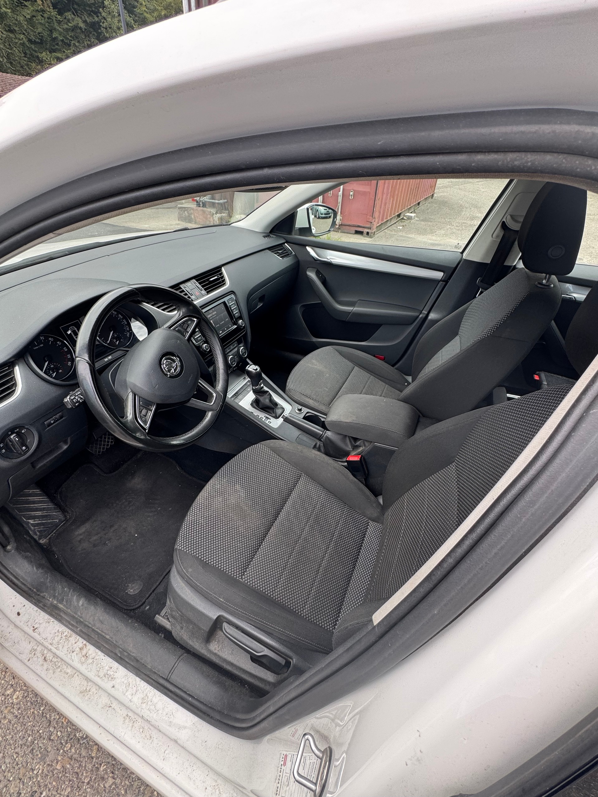SKODA Octavia Combi 2.0 TDI Swiss Edition 4x4 DSG-image-6