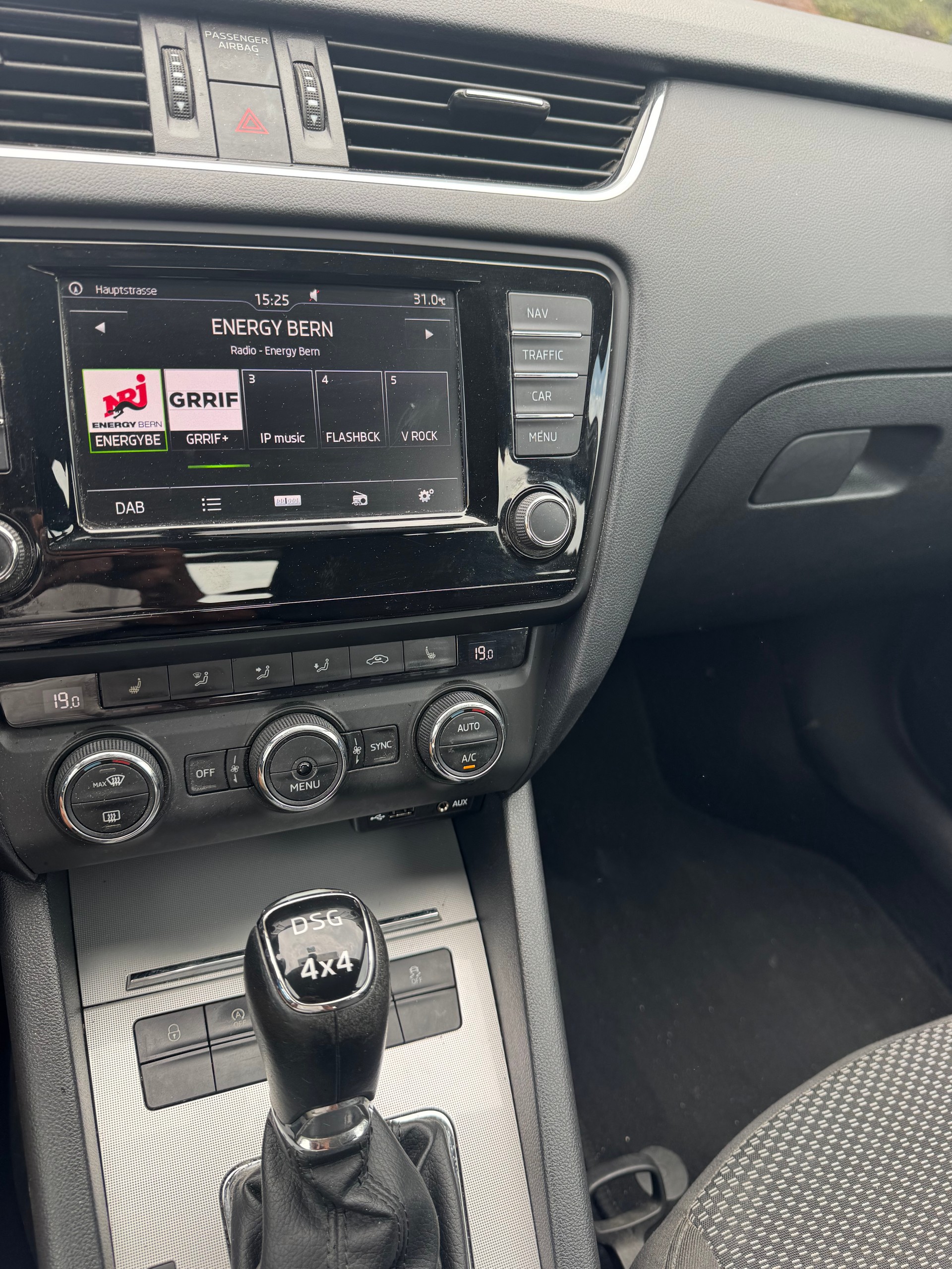 SKODA Octavia Combi 2.0 TDI Swiss Edition 4x4 DSG-image-5
