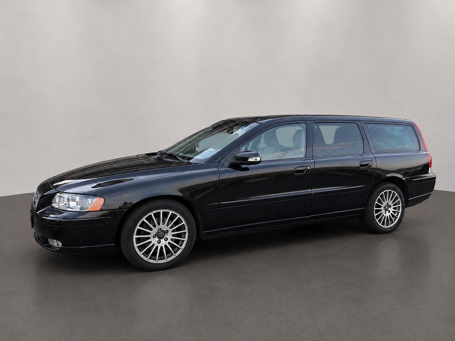 VOLVO VOLVO V70 D5 AWD AUTOMAT-image-1