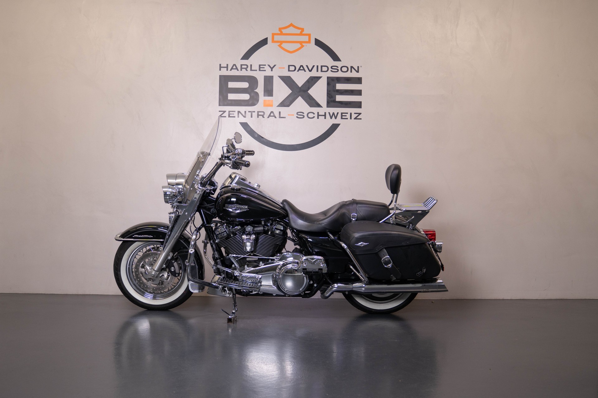HARLEY-DAVIDSON FLHRC Road King Classic 107 ABS-showroom-element-1