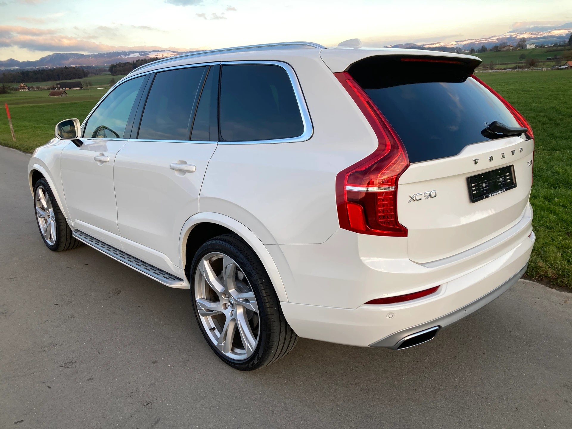 VOLVO XC90 B5 Diesel Mild Hybrid AWD Momentum Geartronic mit Anhängerkupplung-image-3
