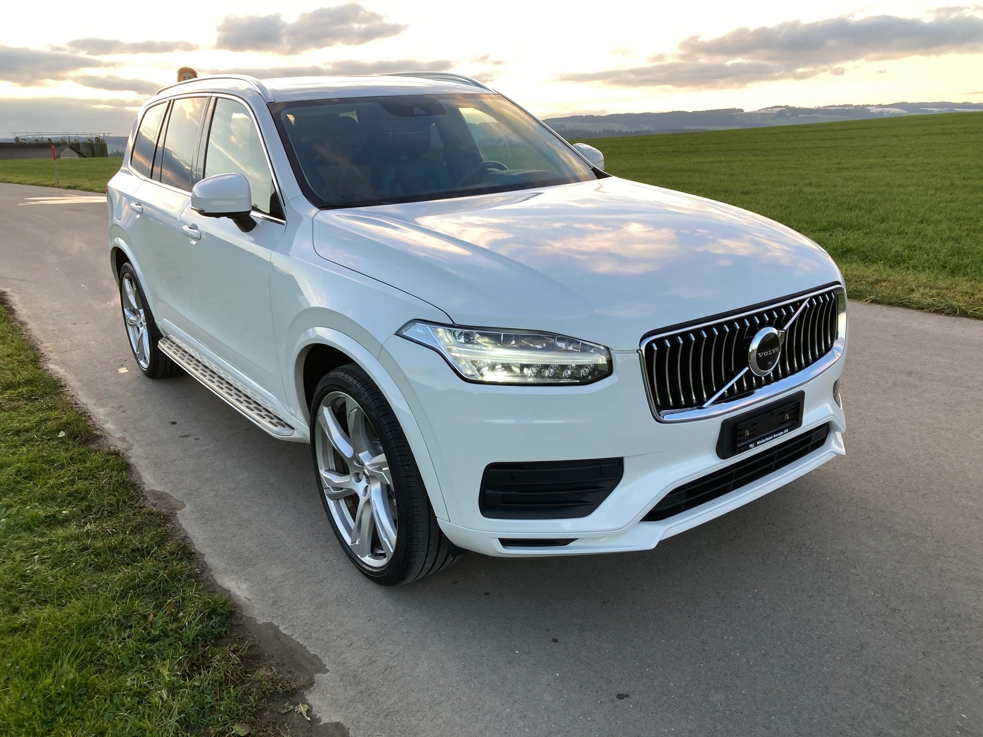 VOLVO XC90 B5 Diesel Mild Hybrid AWD Momentum Geartronic mit Anhängerkupplung-image-1
