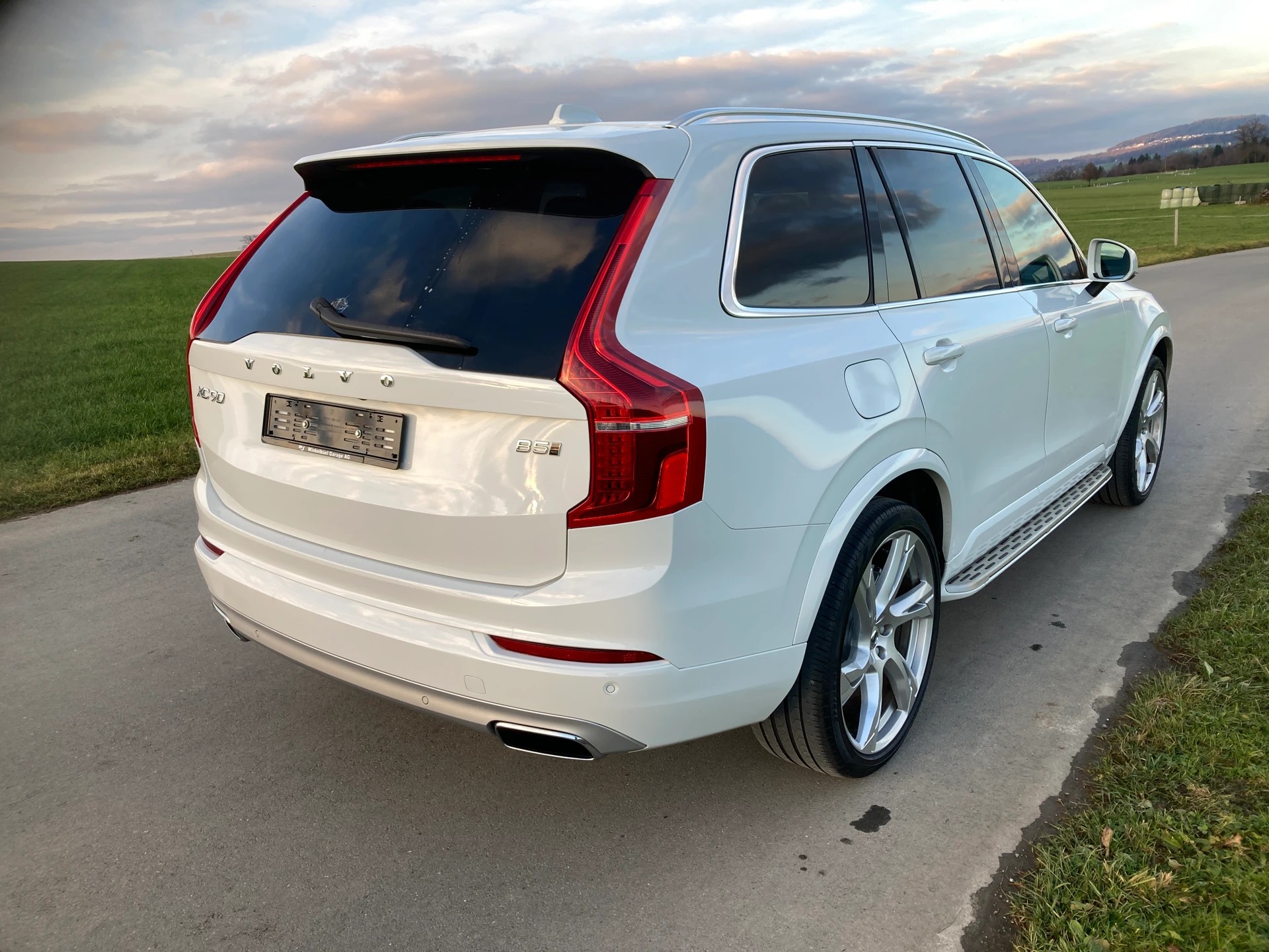 VOLVO XC90 B5 Diesel Mild Hybrid AWD Momentum Geartronic mit Anhängerkupplung-image-2