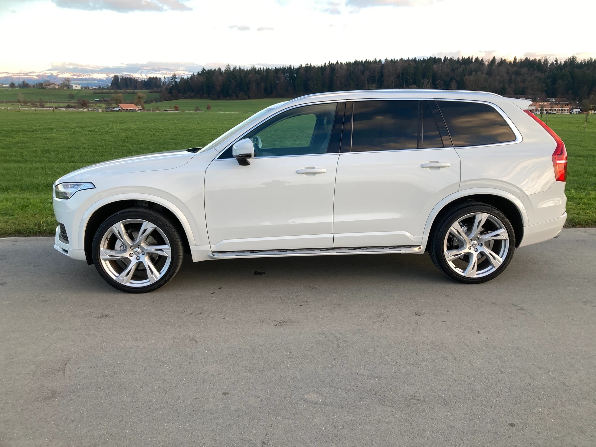 VOLVO XC90 B5 Diesel Mild Hybrid AWD Momentum Geartronic mit Anhängerkupplung-image-4