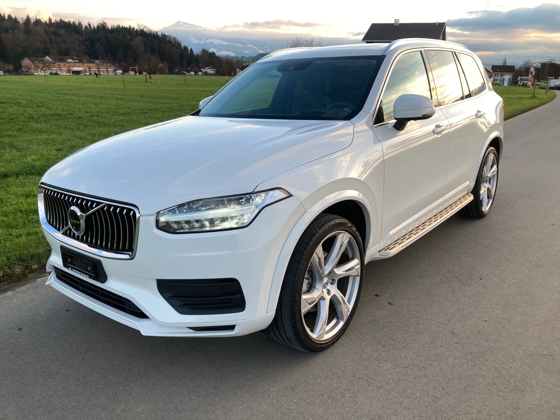 VOLVO XC90 B5 Diesel Mild Hybrid AWD Momentum Geartronic mit Anhängerkupplung-image-0