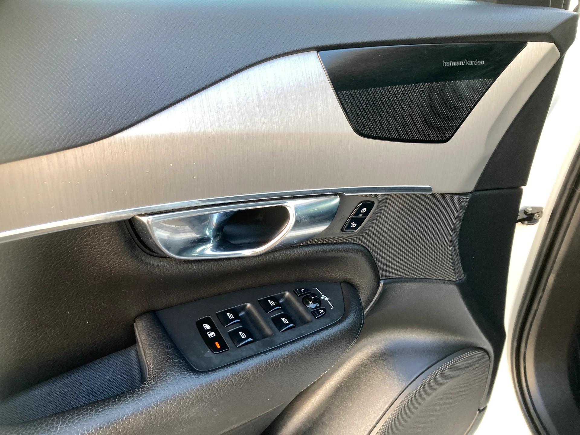 VOLVO XC90 B5 Diesel Mild Hybrid AWD Momentum Geartronic mit Anhängerkupplung-image-10