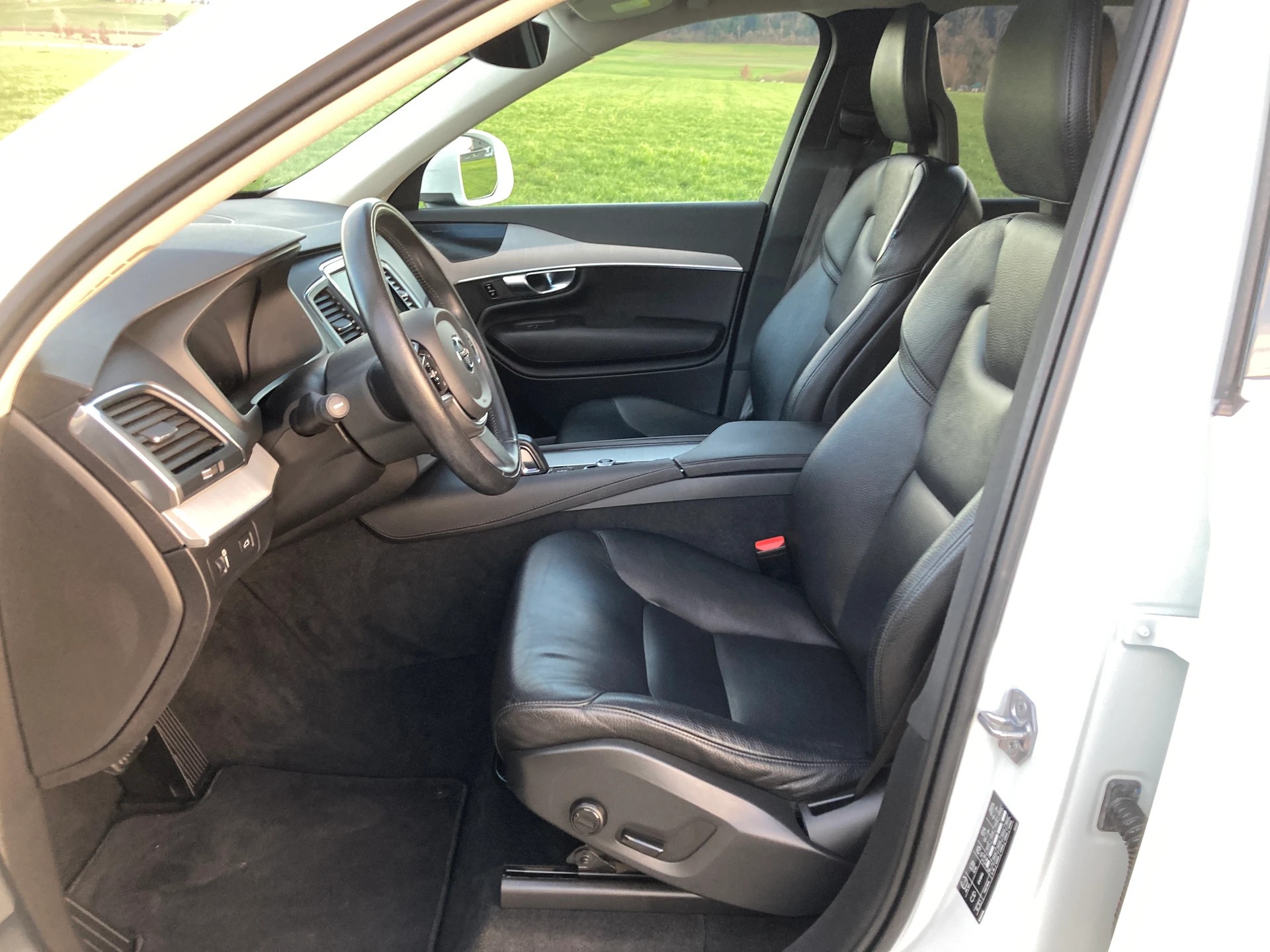 VOLVO XC90 B5 Diesel Mild Hybrid AWD Momentum Geartronic mit Anhängerkupplung-image-9