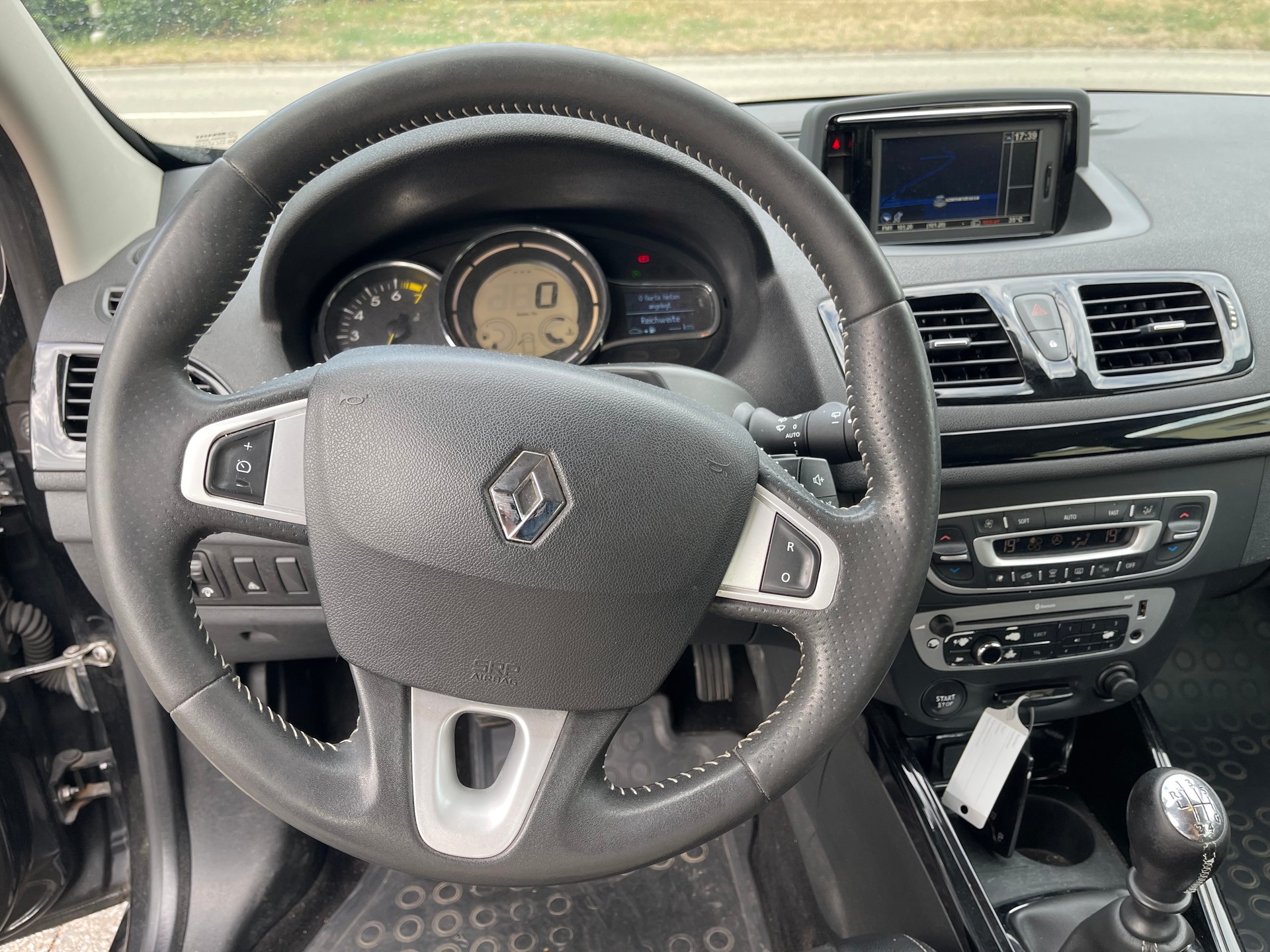 RENAULT Mégane 1.4 16V Turbo Bose-image-10