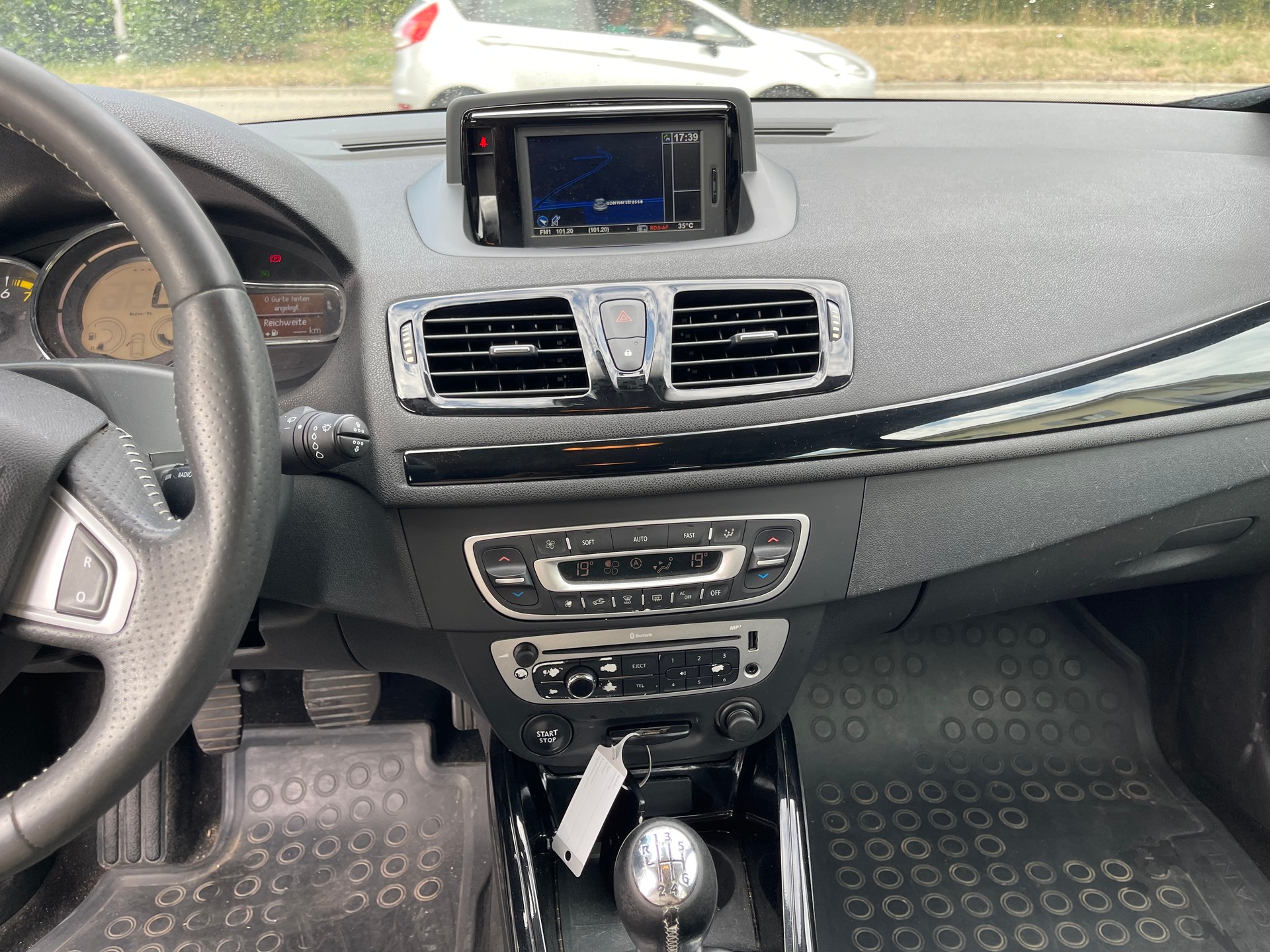 RENAULT Mégane 1.4 16V Turbo Bose-image-9