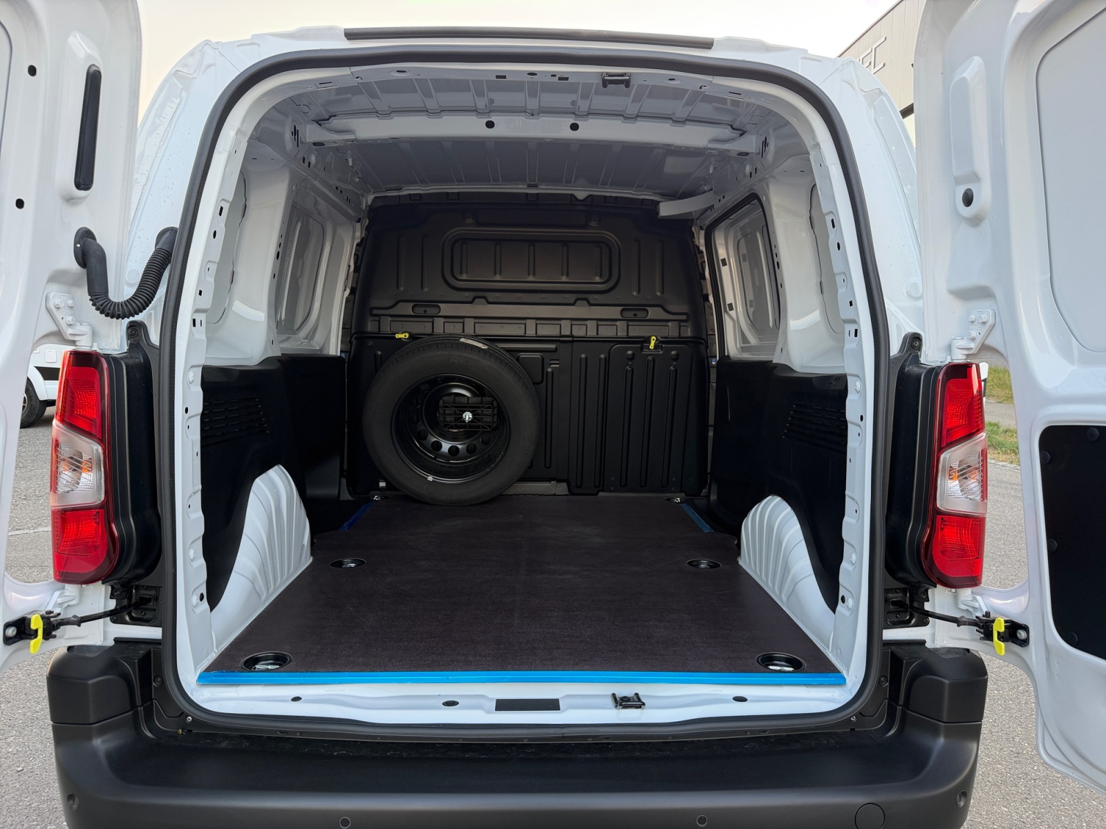 PEUGEOT Partner 1.5 Blue HDi Standard 1000kg 4x4 EAT8-image-5