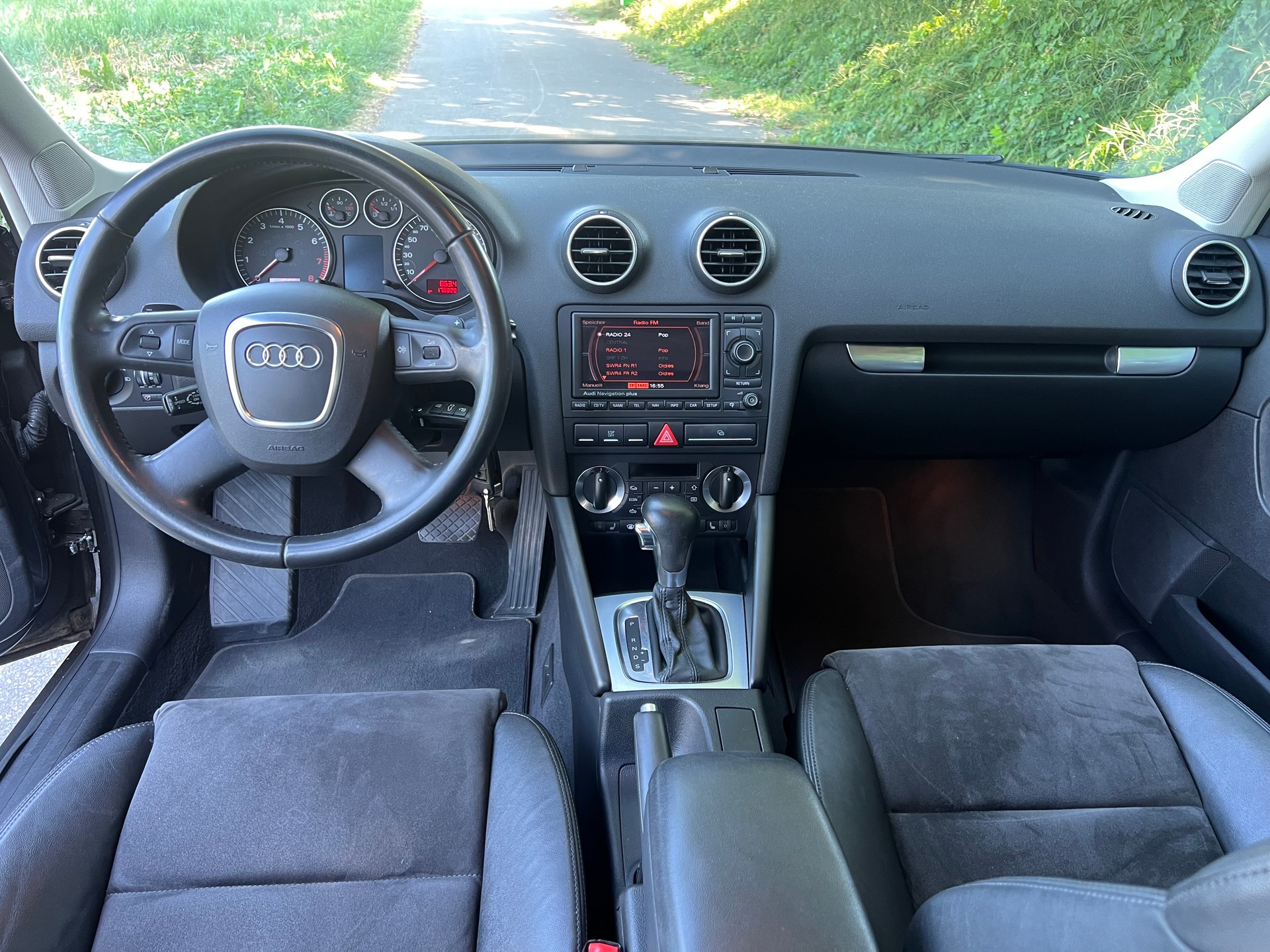 AUDI A3 Sportback 2.0 Turbo FSI Attraction-image-10