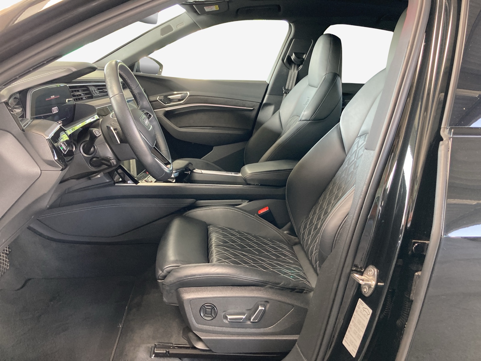 AUDI e-tron S Sportback quattro-image-7