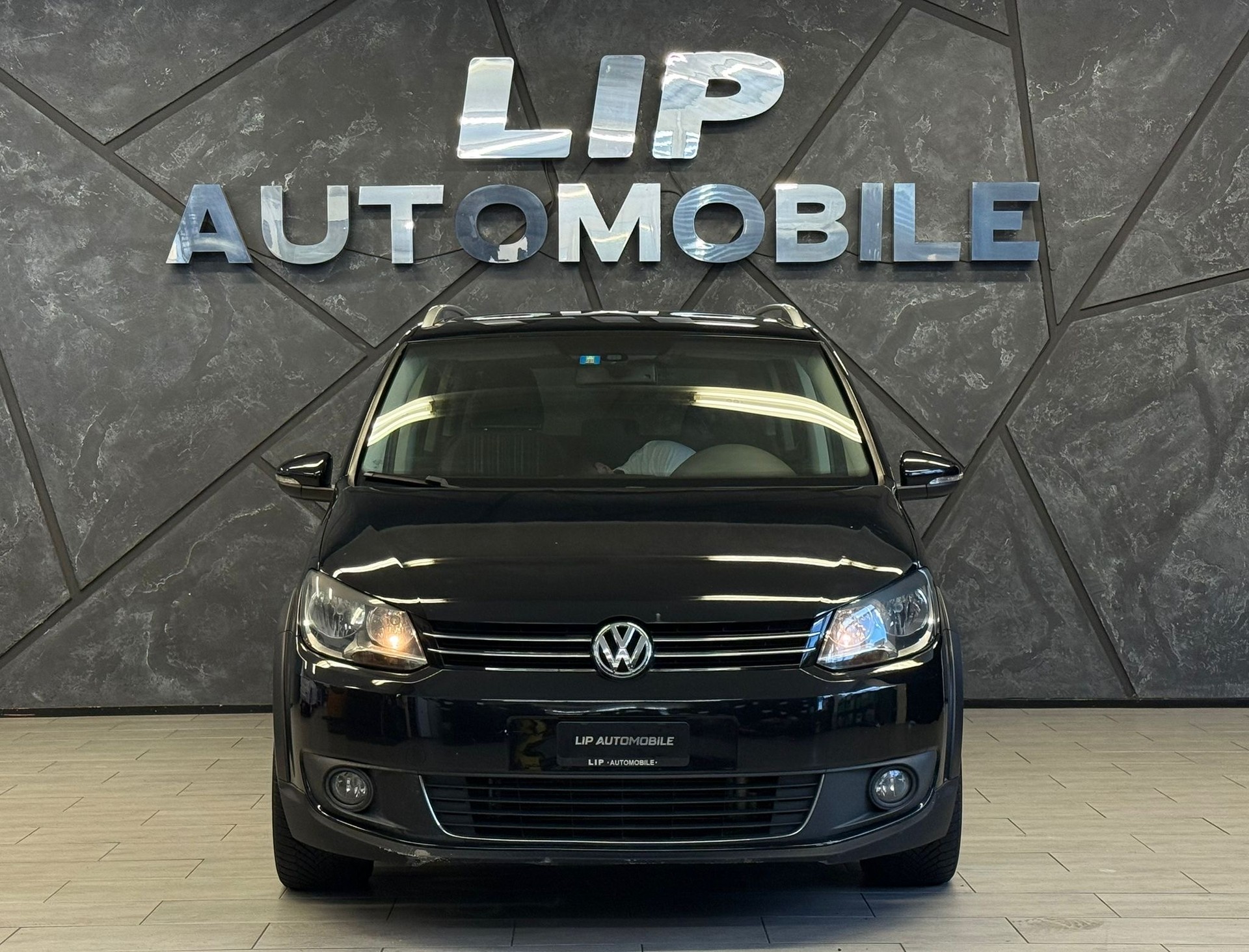 VW CrossTouran 2.0 TDI DSG-image-1