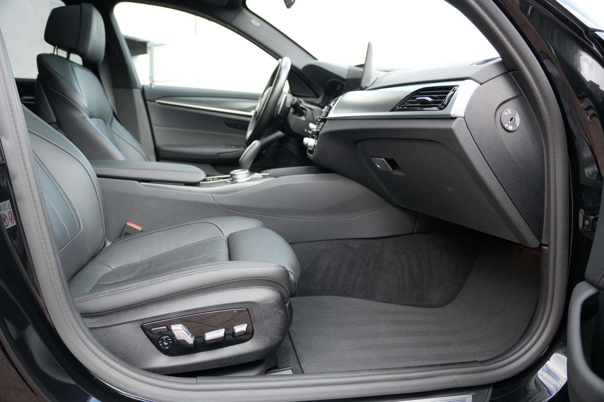BMW 530i xDrive 48V Pure M Sport Steptronic-image-16