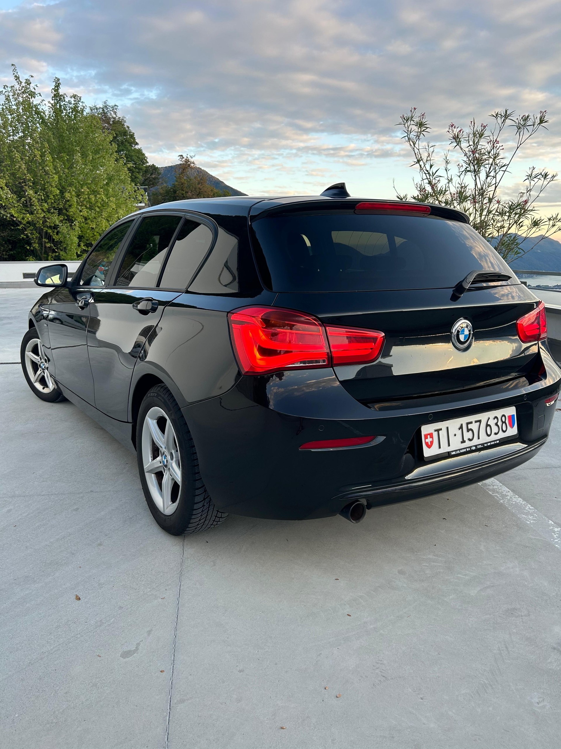 BMW 116d EfficD Edition Sport Line-image-2