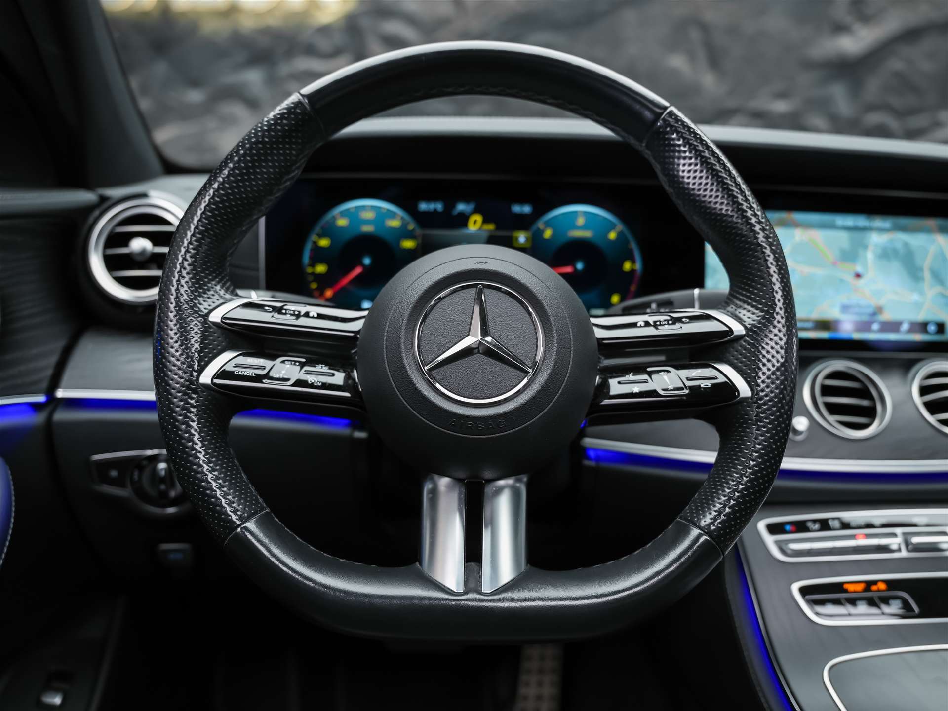 MERCEDES-BENZ E 220 d AMG Line 4Matic 9G-Tronic Panorama*Sitzbelüftung*Lenkradheizung*Burmester*-image-28