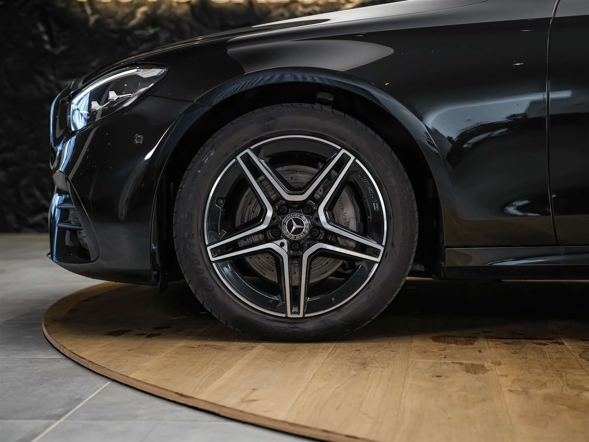 MERCEDES-BENZ E 220 d AMG Line 4Matic 9G-Tronic Panorama*Sitzbelüftung*Lenkradheizung*Burmester*-image-18