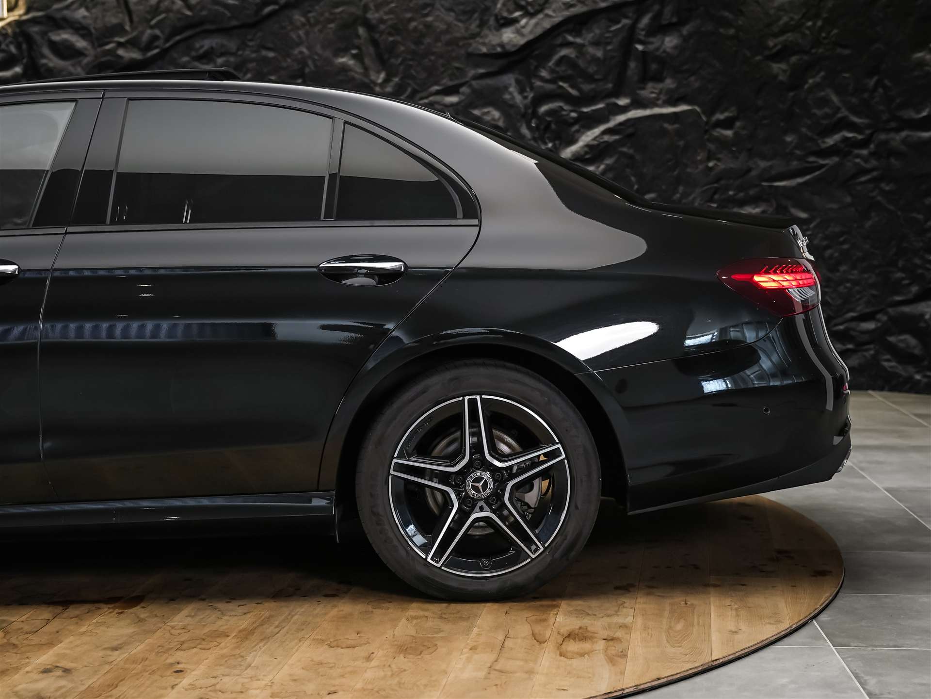 MERCEDES-BENZ E 220 d AMG Line 4Matic 9G-Tronic Panorama*Sitzbelüftung*Lenkradheizung*Burmester*-image-19