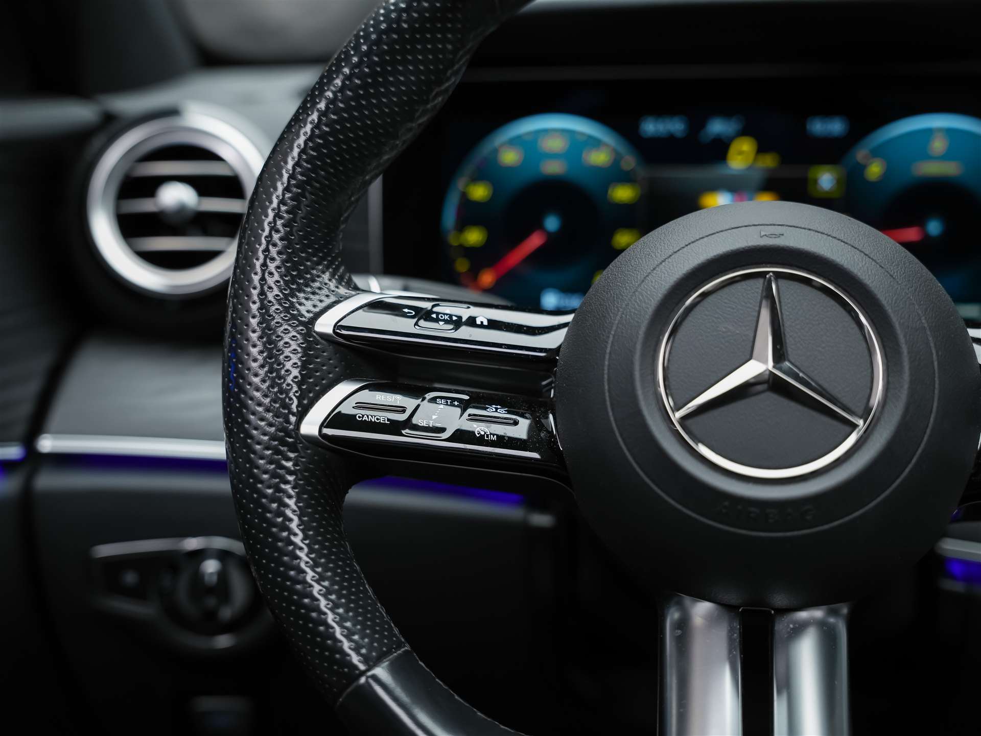 MERCEDES-BENZ E 220 d AMG Line 4Matic 9G-Tronic Panorama*Sitzbelüftung*Lenkradheizung*Burmester*-image-29