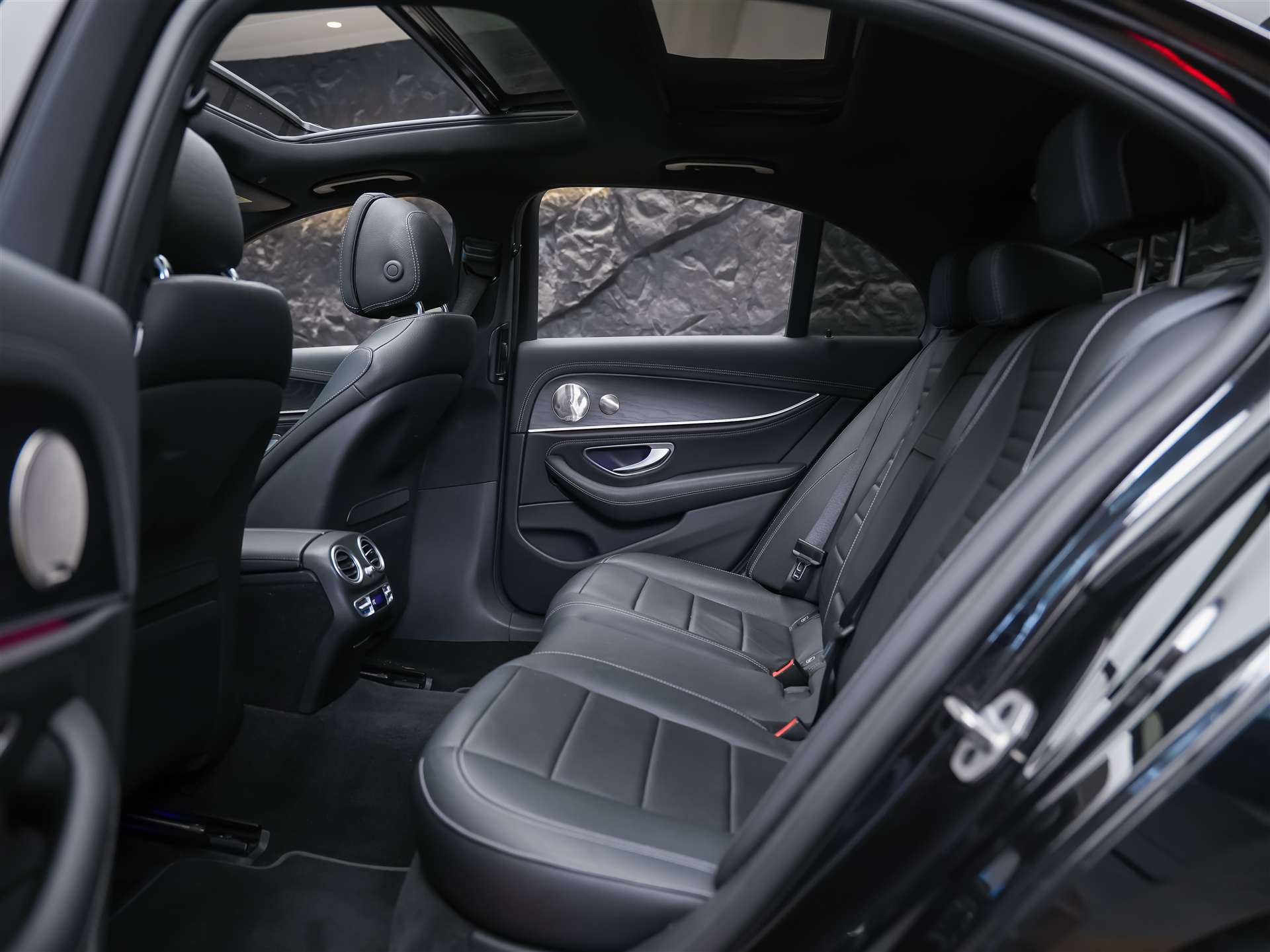 MERCEDES-BENZ E 220 d AMG Line 4Matic 9G-Tronic Panorama*Sitzbelüftung*Lenkradheizung*Burmester*-image-13