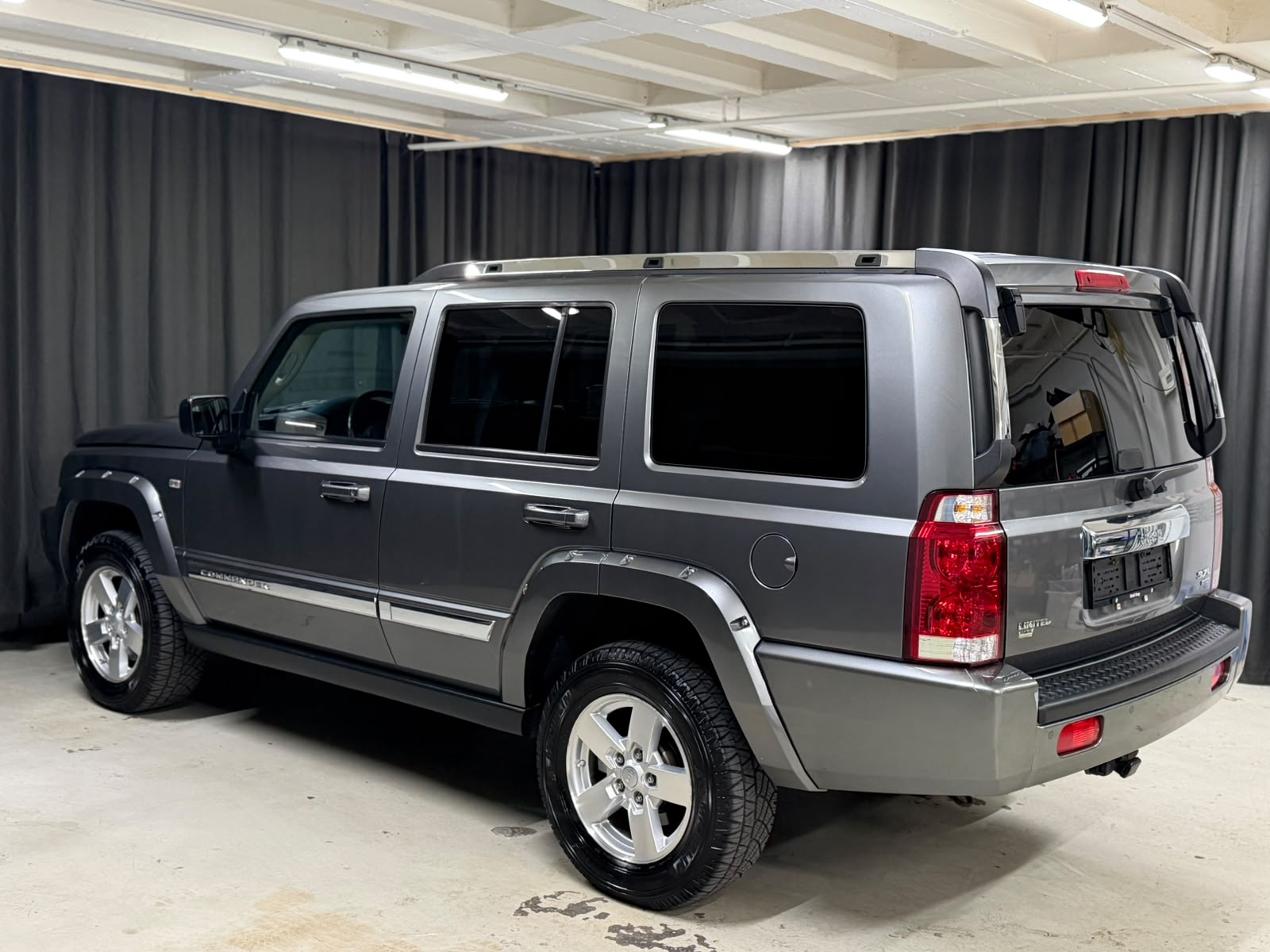 JEEP Commander 5.7 HEMI Limited Automatic-image-4
