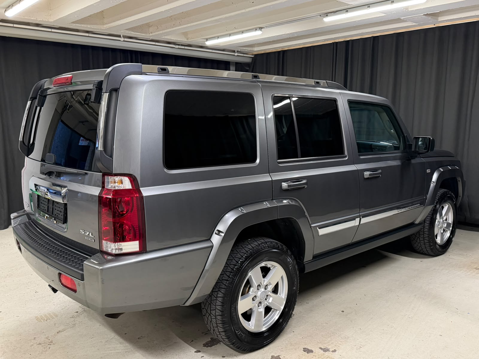 JEEP Commander 5.7 HEMI Limited Automatic-image-3