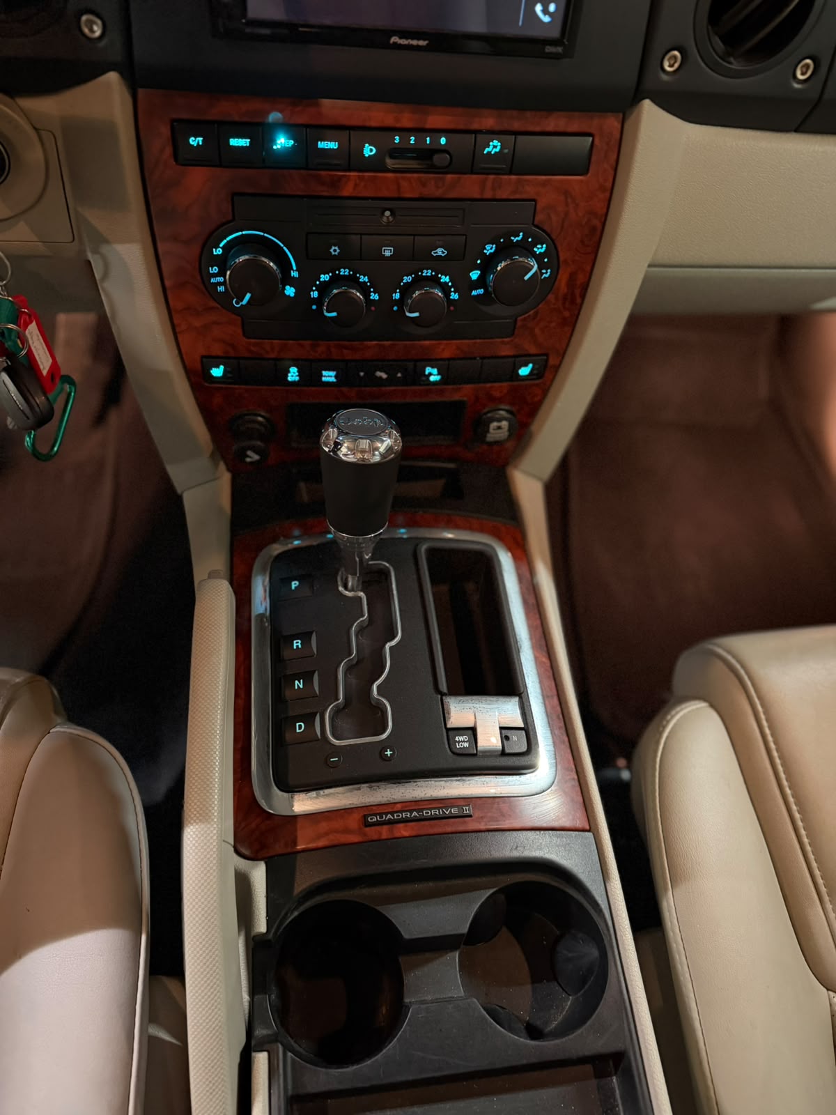 JEEP Commander 5.7 HEMI Limited Automatic-image-12