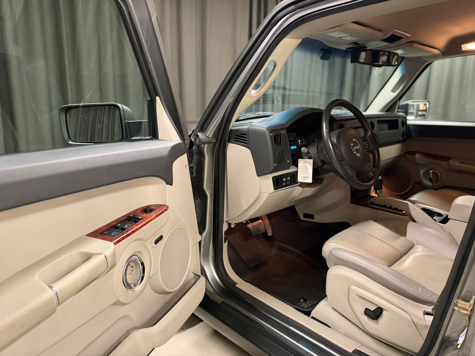 JEEP Commander 5.7 HEMI Limited Automatic-image-9