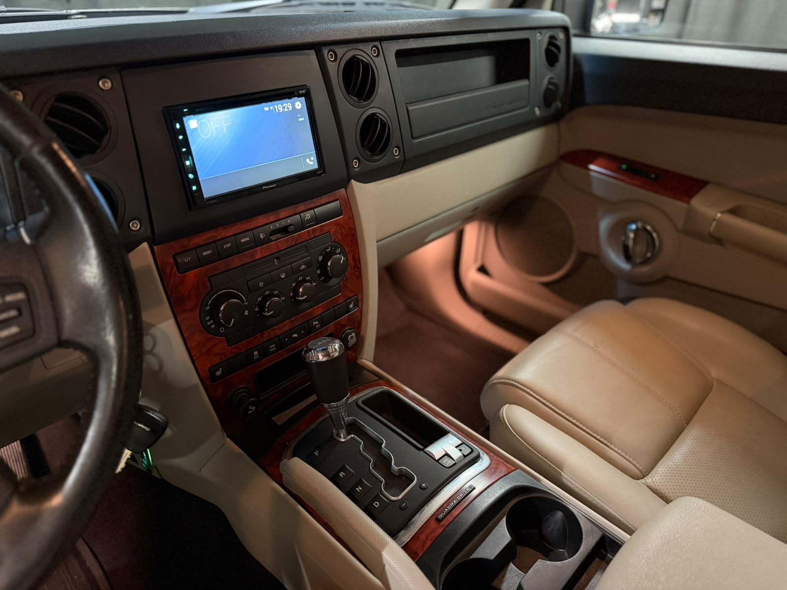 JEEP Commander 5.7 HEMI Limited Automatic-image-8
