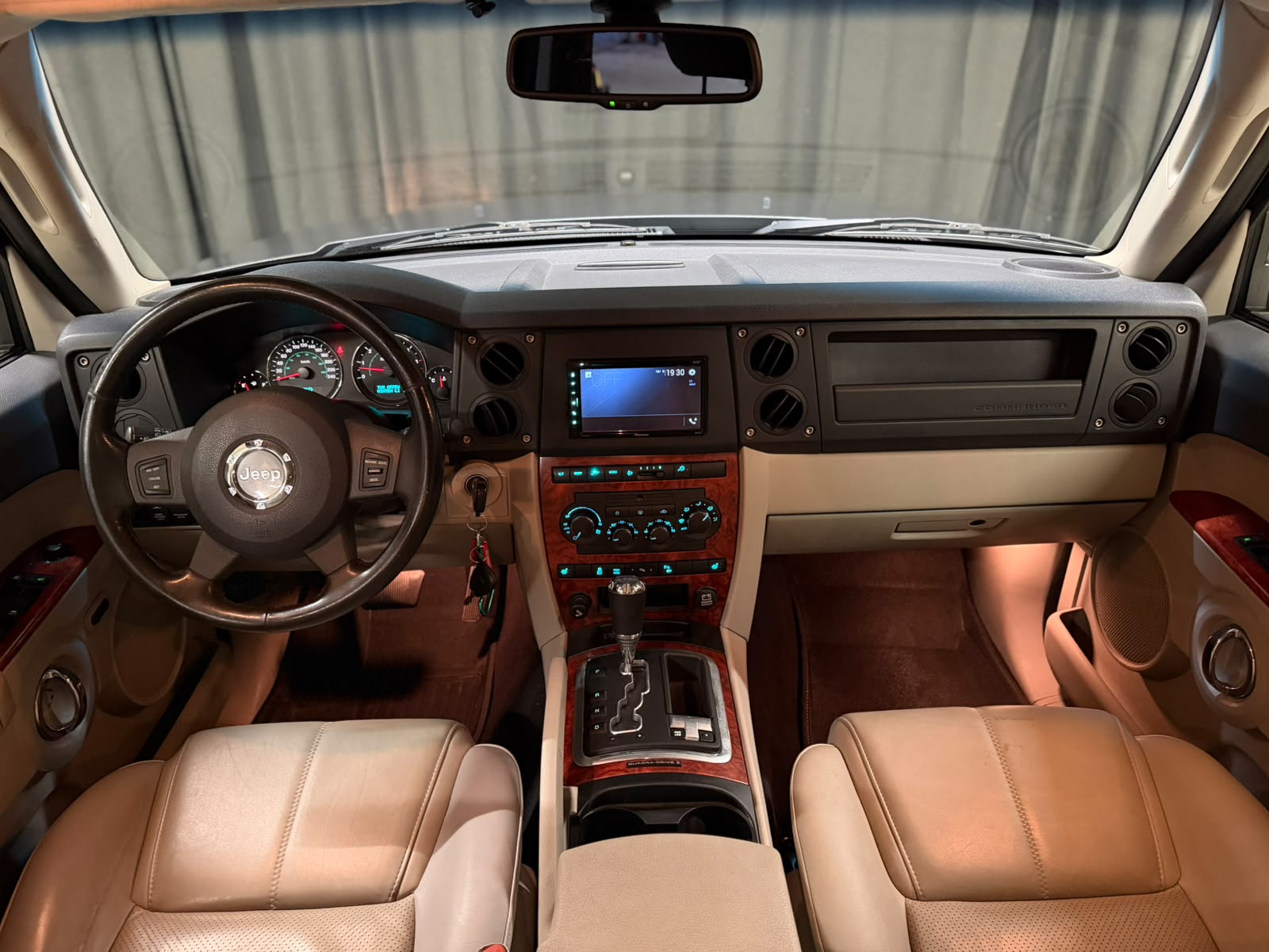 JEEP Commander 5.7 HEMI Limited Automatic-image-11