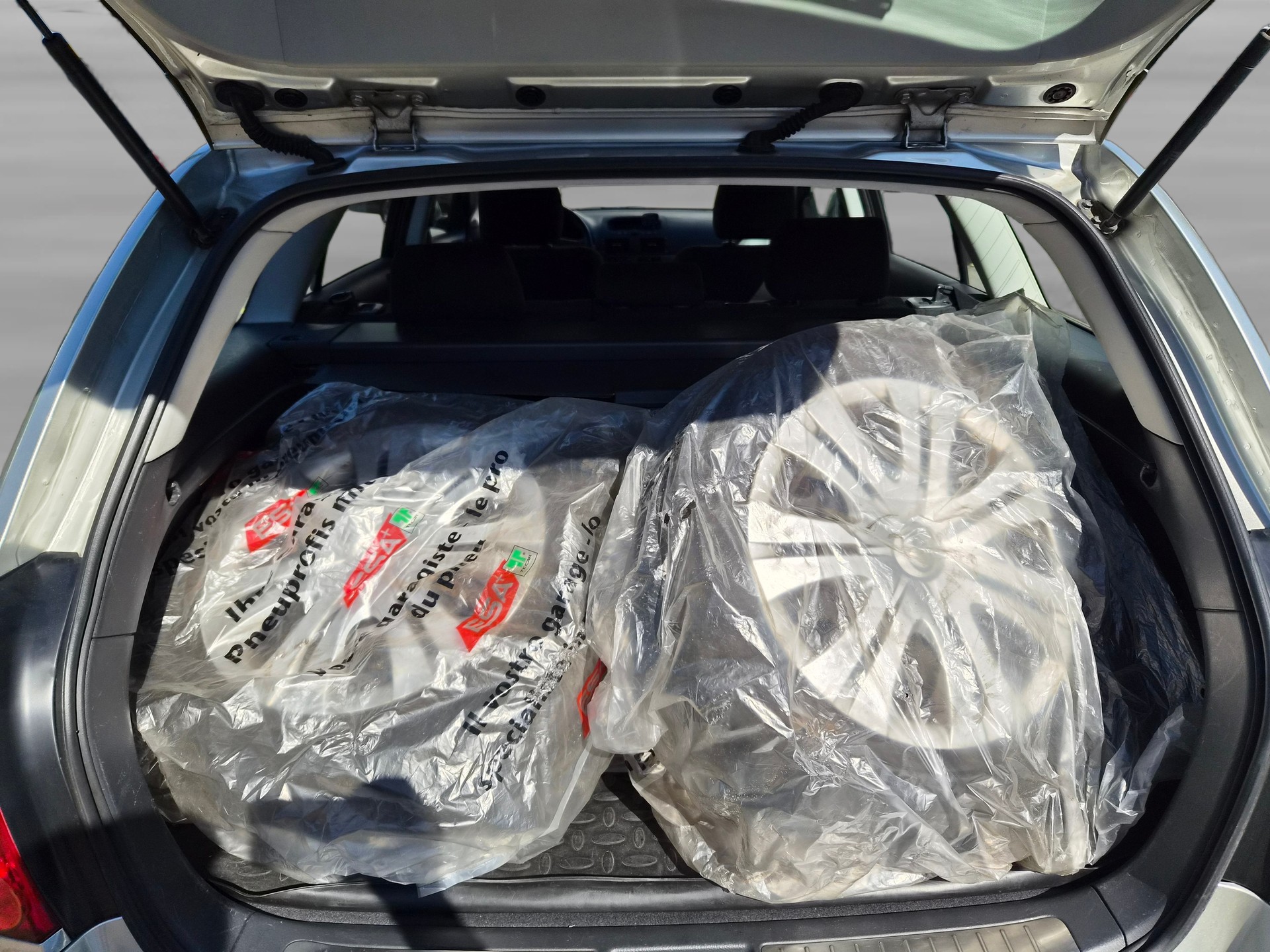 TOYOTA Avensis 2.0 D4 VVT-i Linea Sol Sportswagon-image-4