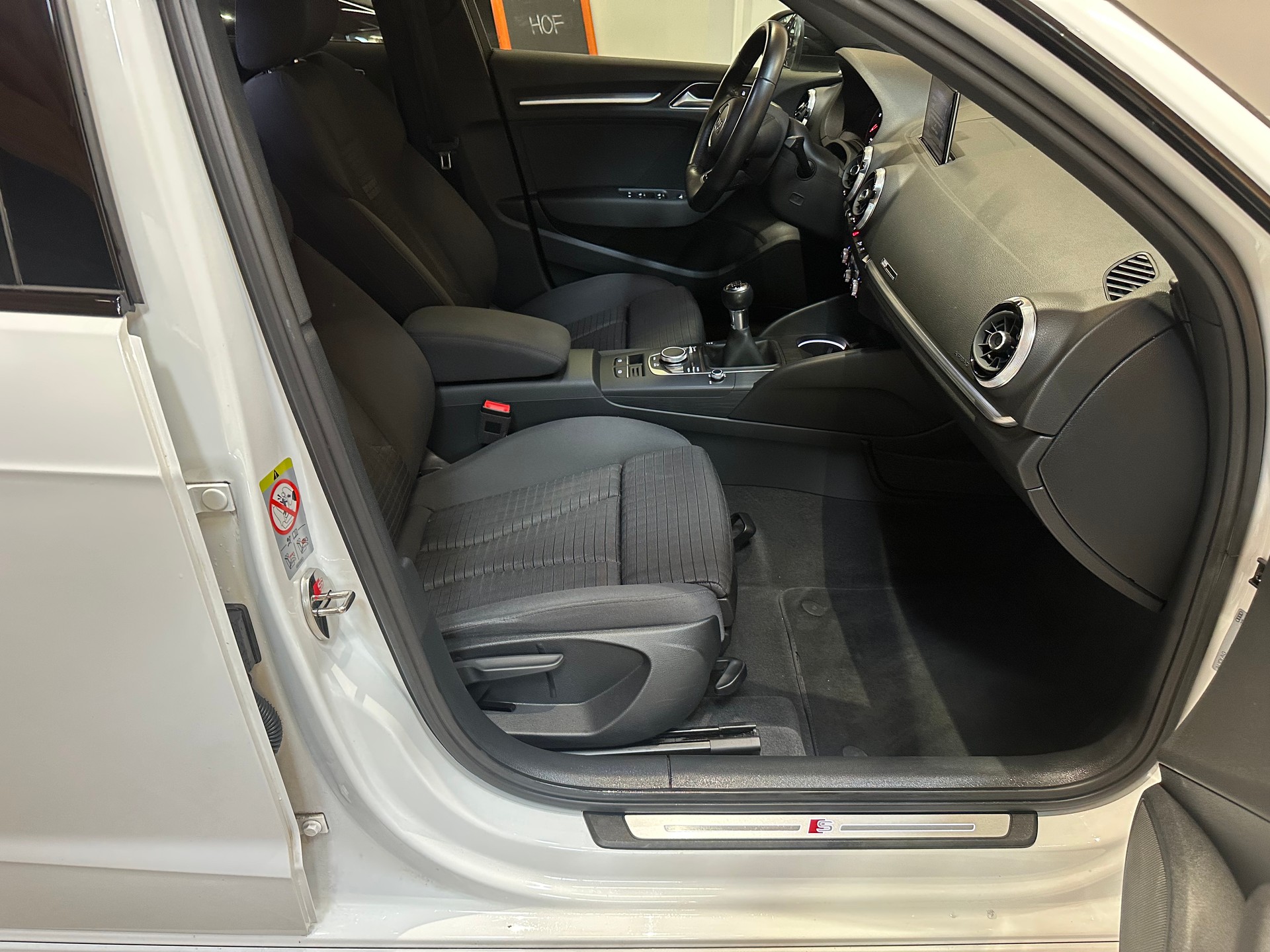 AUDI A3 Sportback 1.6 TDI Sport 6-Gang/S-Line/1. Jahr Garantie/Enorm sparsames Fahrzeug!-image-16