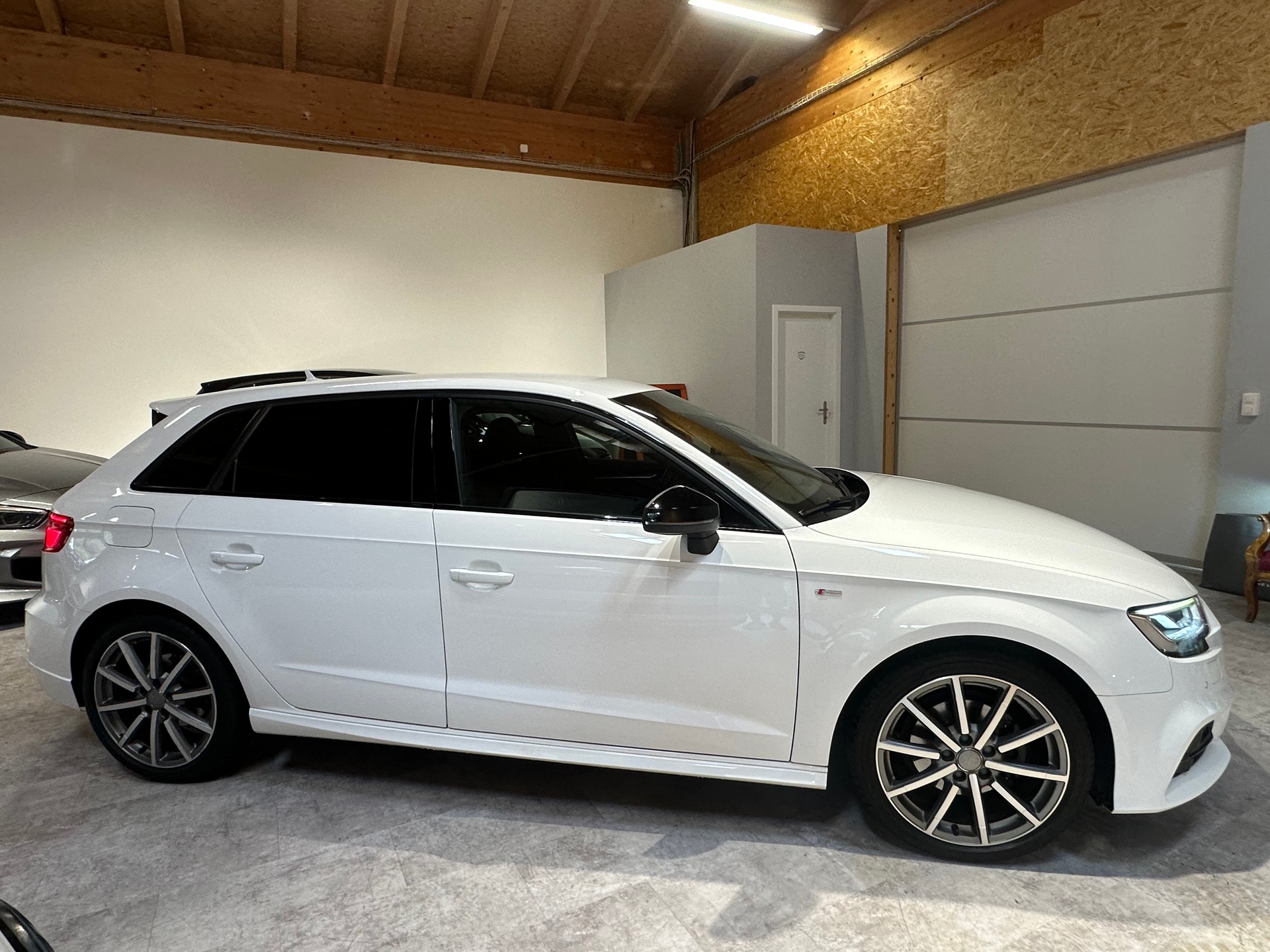 AUDI A3 Sportback 1.6 TDI Sport 6-Gang/S-Line/1. Jahr Garantie/Enorm sparsames Fahrzeug!-image-9