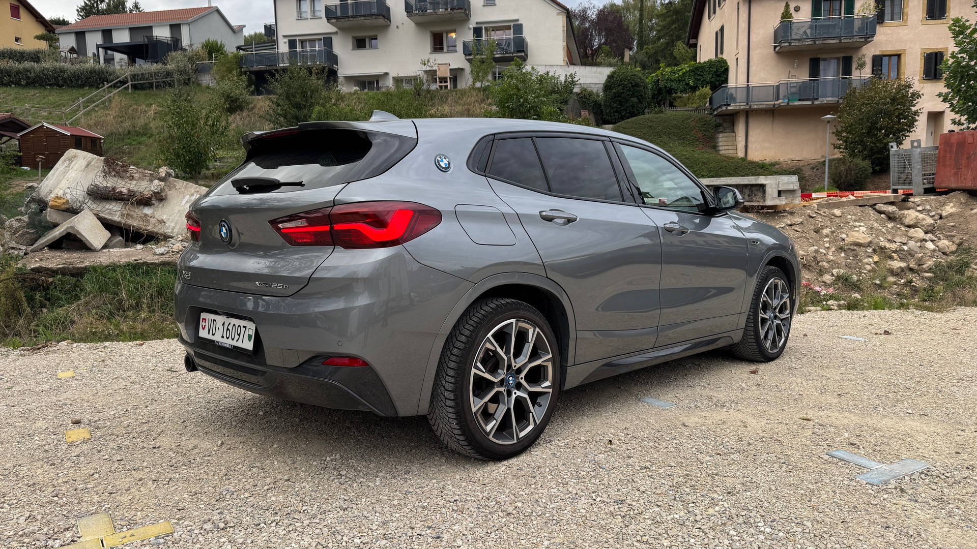 BMW 25e xDrive-image-2