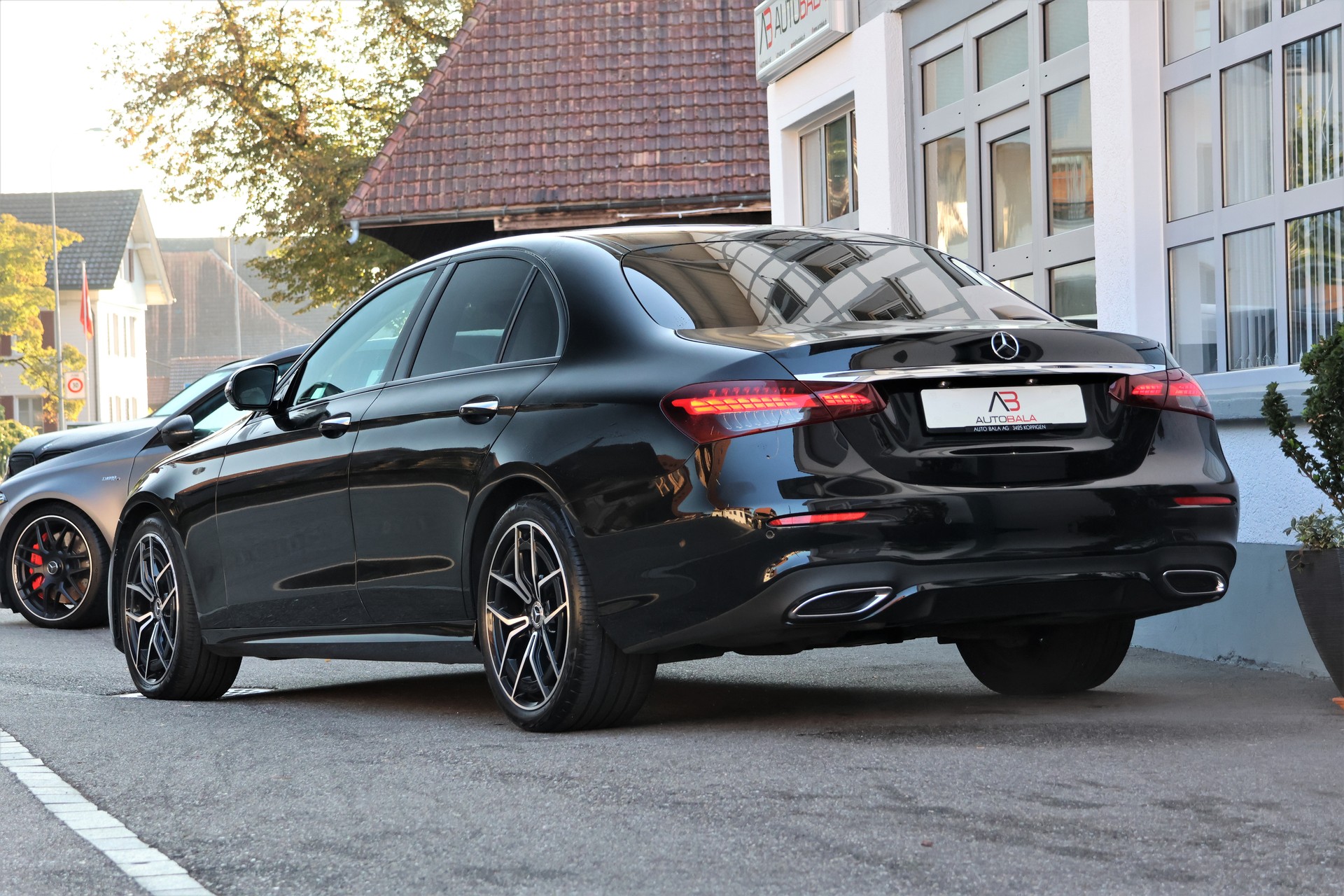 MERCEDES-BENZ E 220 d AMG Line 9G-Tronic-image-2