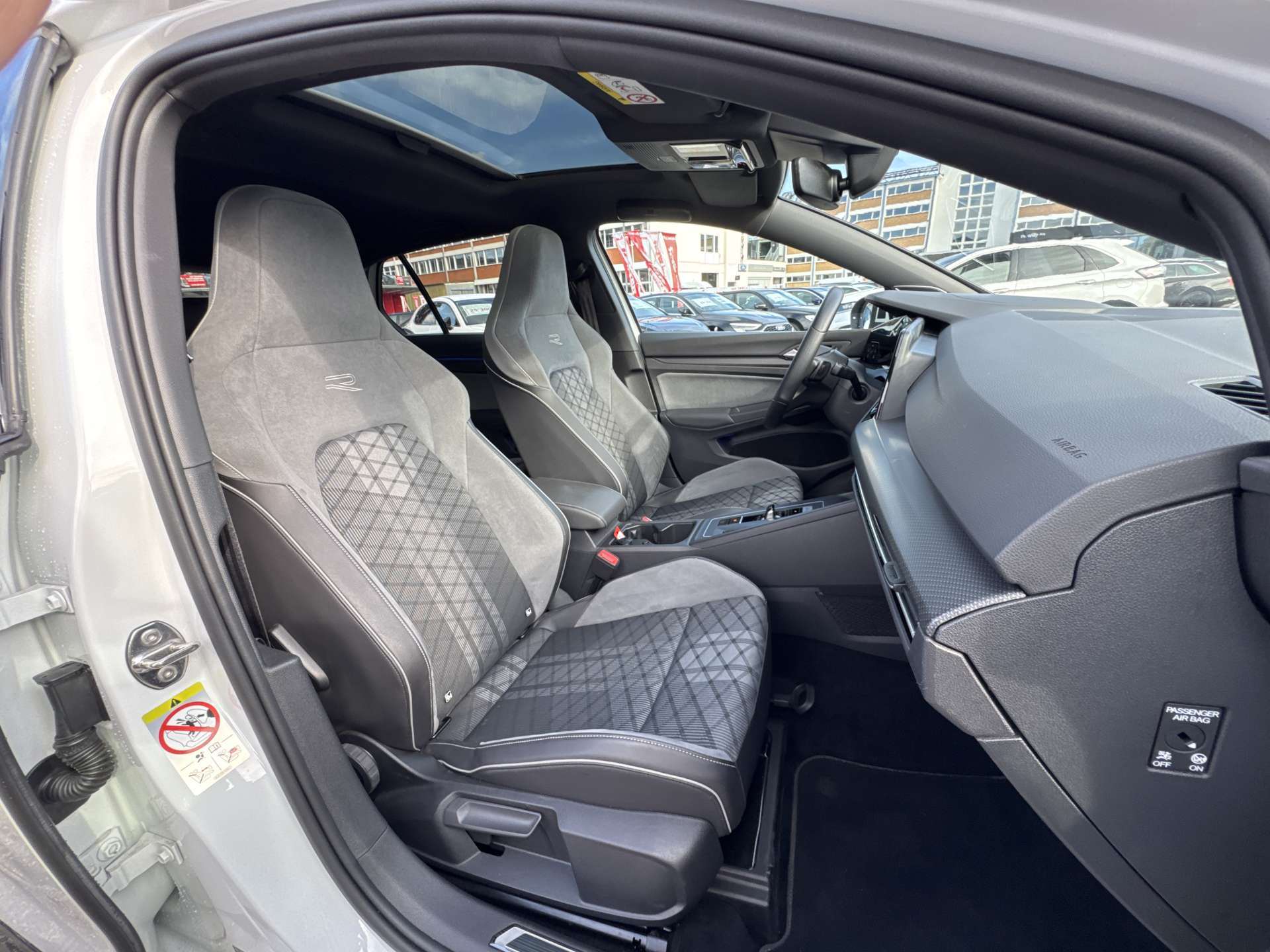 VW Golf 1.5 eTSi mHEV ACT R-Line DSG-Automat-image-12
