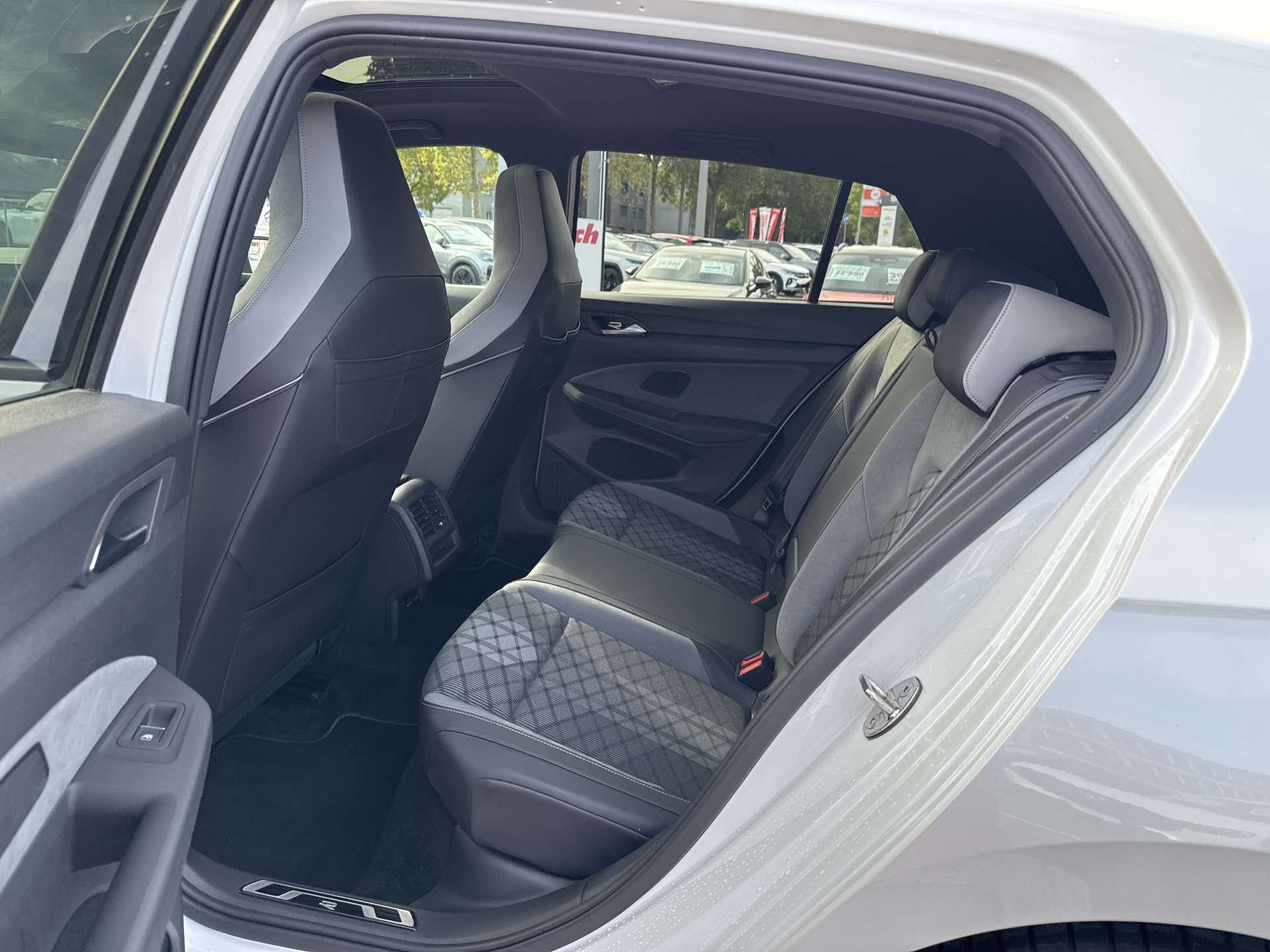 VW Golf 1.5 eTSi mHEV ACT R-Line DSG-Automat-image-6