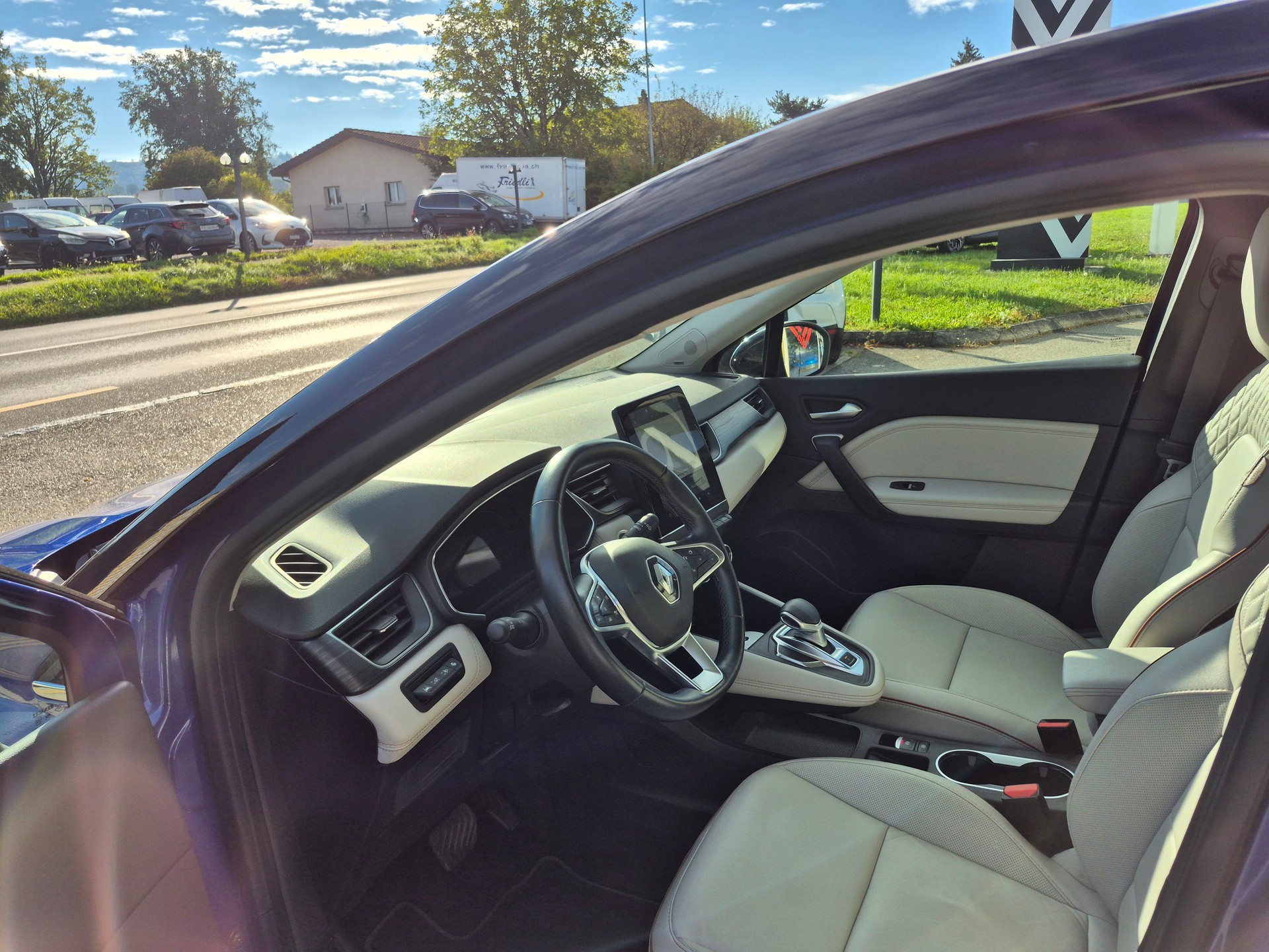 RENAULT Captur INITIALE PARIS E-TECH 1-image-9