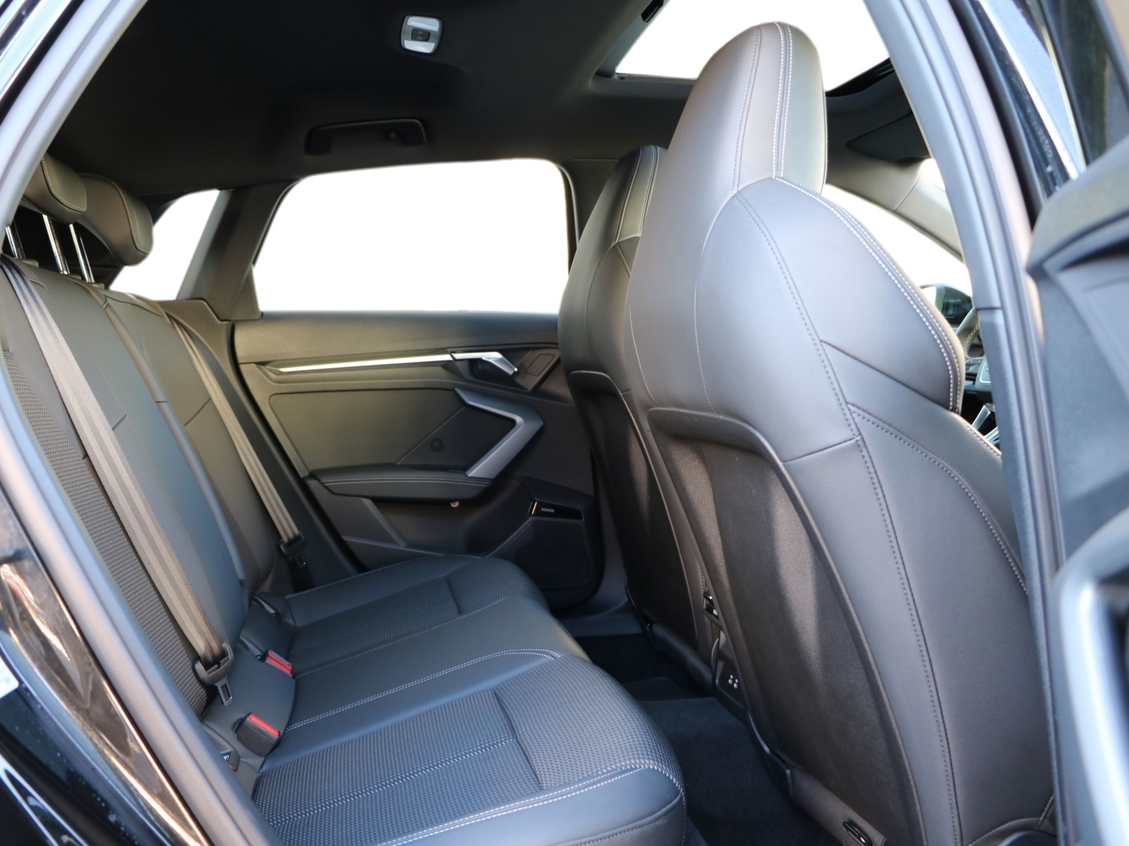 AUDI A3 Sportback TFSI 110 kW S line S tronic-image-11