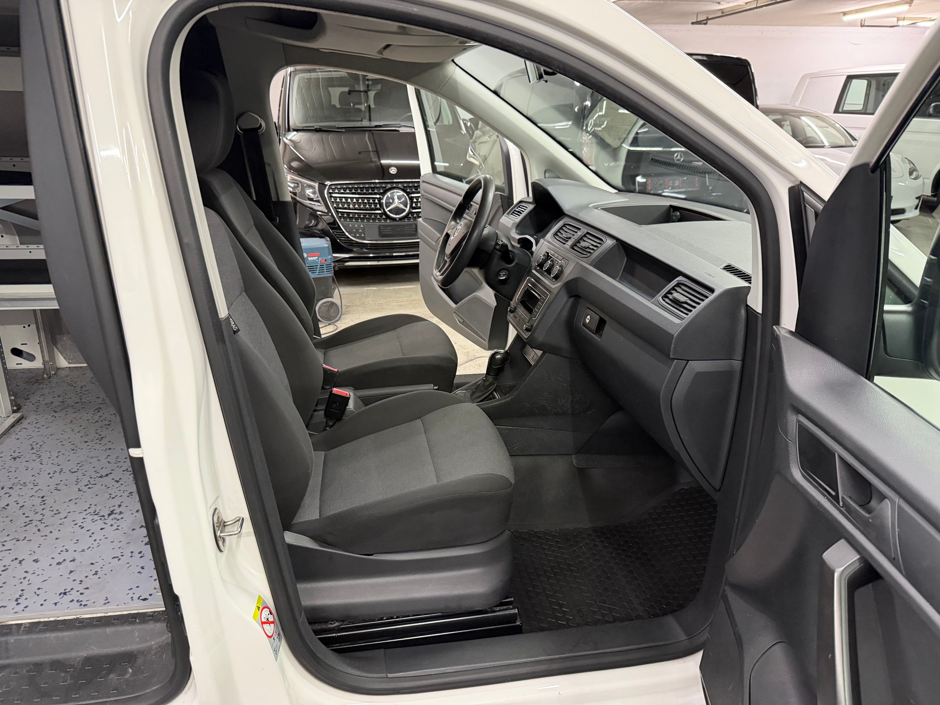 VW Caddy Maxi 2.0TDI 4Motion BlueMotion Technology DSG-image-9