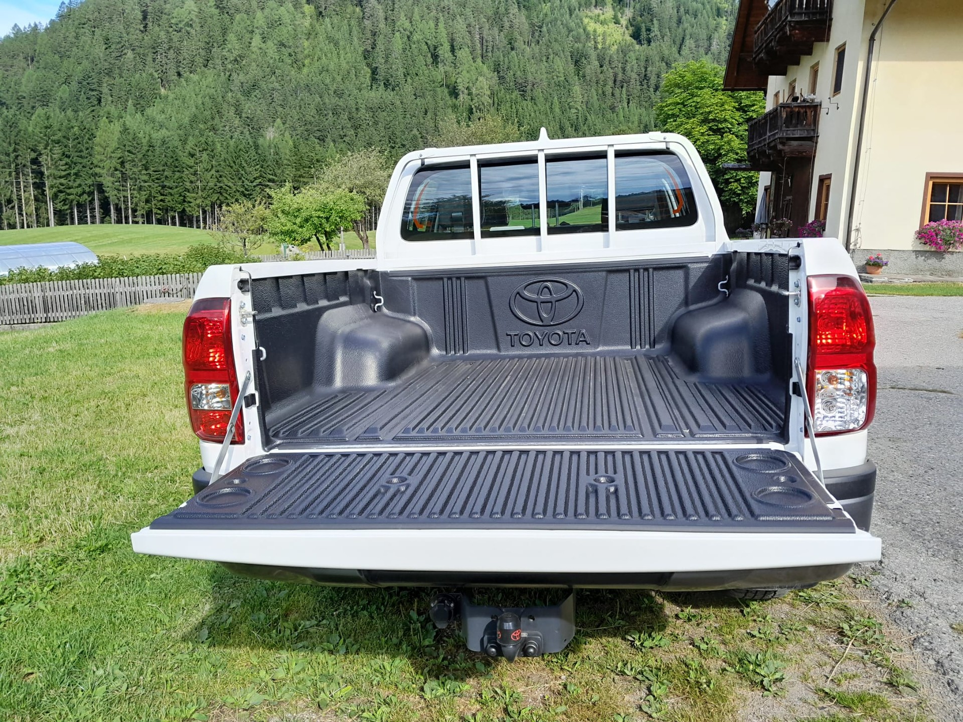 TOYOTA HI-LUX 2,8 DC 4x4 MHEV inkl. AHK 3,5 Tonnen + Wanne + CH Zustellung, Rostversiegelt.-image-5
