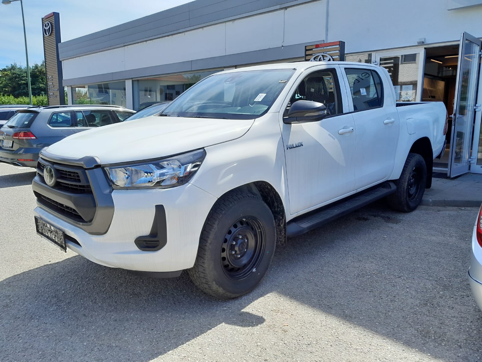 TOYOTA HI-LUX 2,8 DC 4x4 MHEV inkl. AHK 3,5 Tonnen + Wanne + CH Zustellung, Rostversiegelt.-image-2