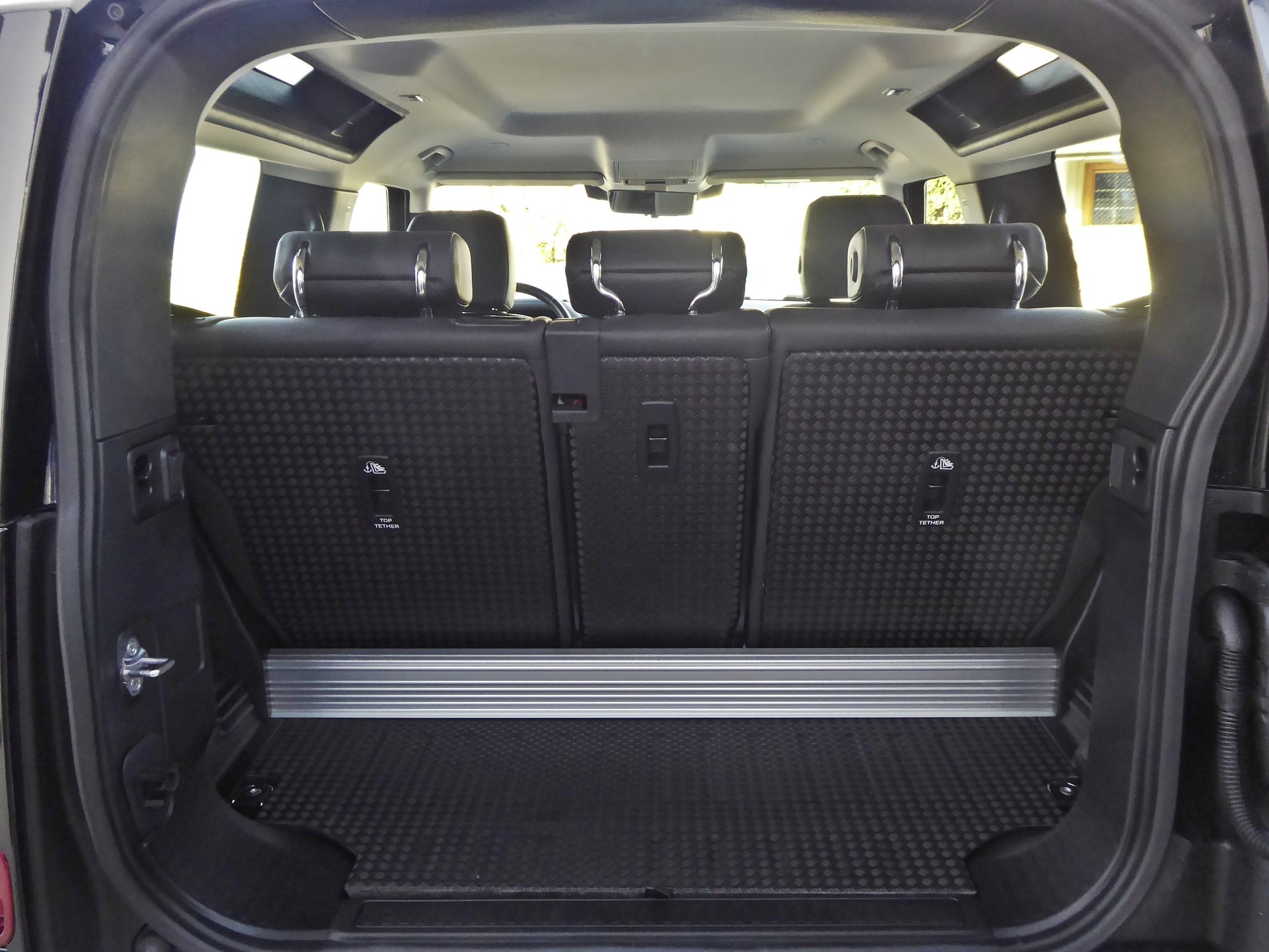 LAND ROVER Defender 90 3.0D I6 200 S-image-11