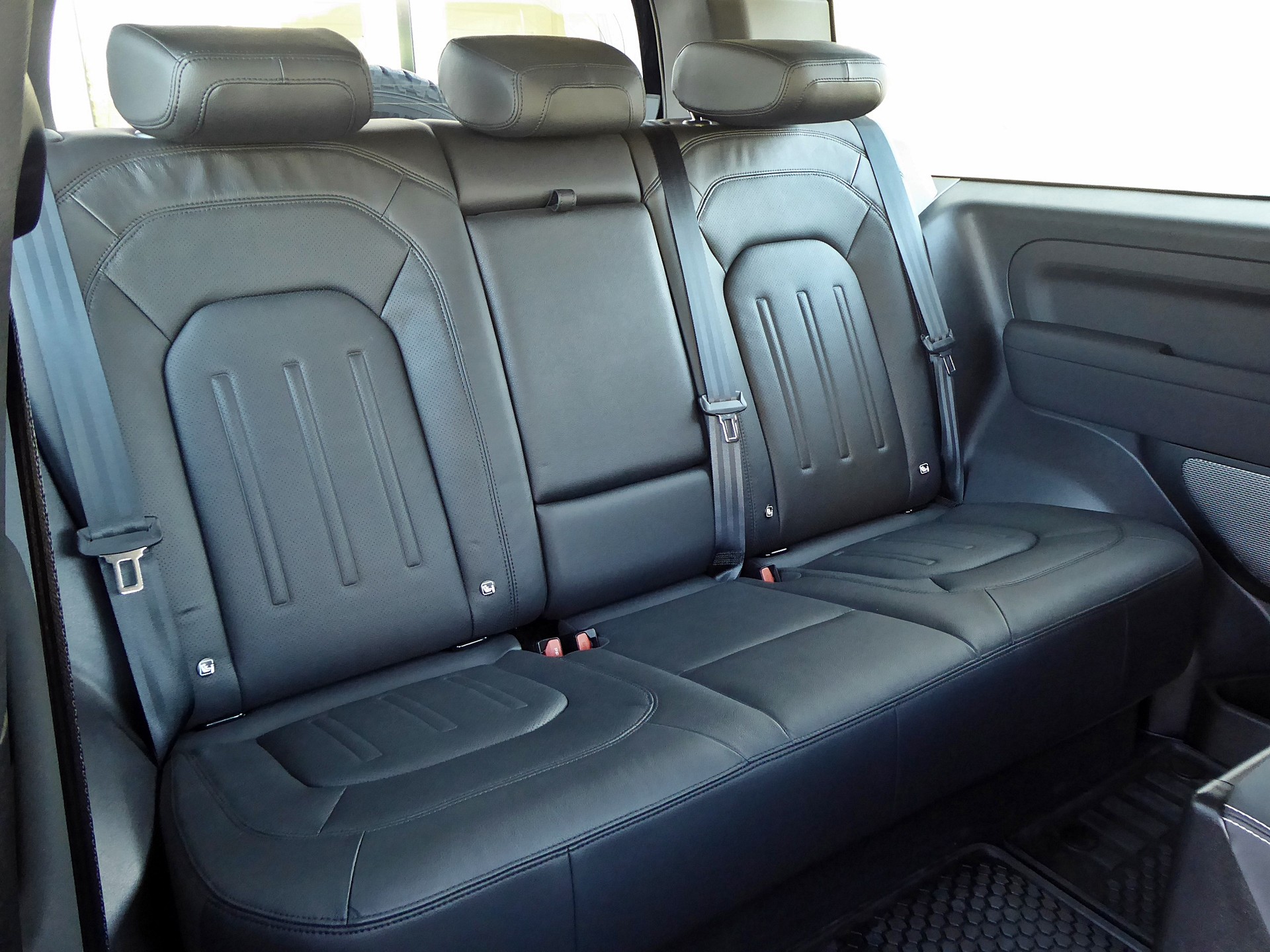 LAND ROVER Defender 90 3.0D I6 200 S-image-10
