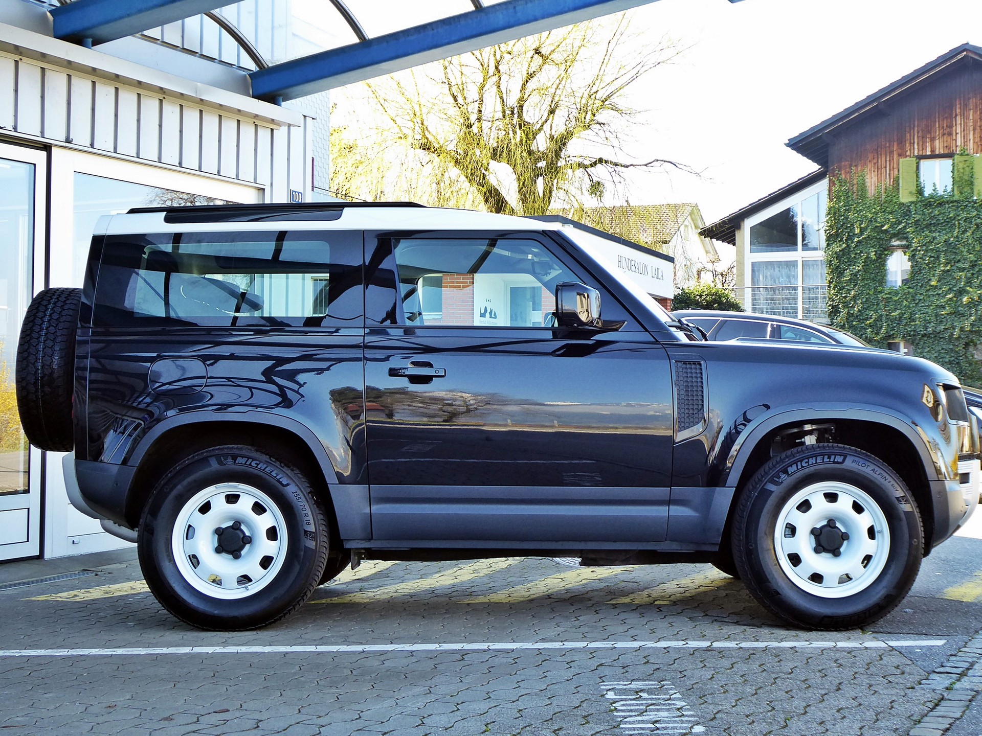 LAND ROVER Defender 90 3.0D I6 200 S-image-2